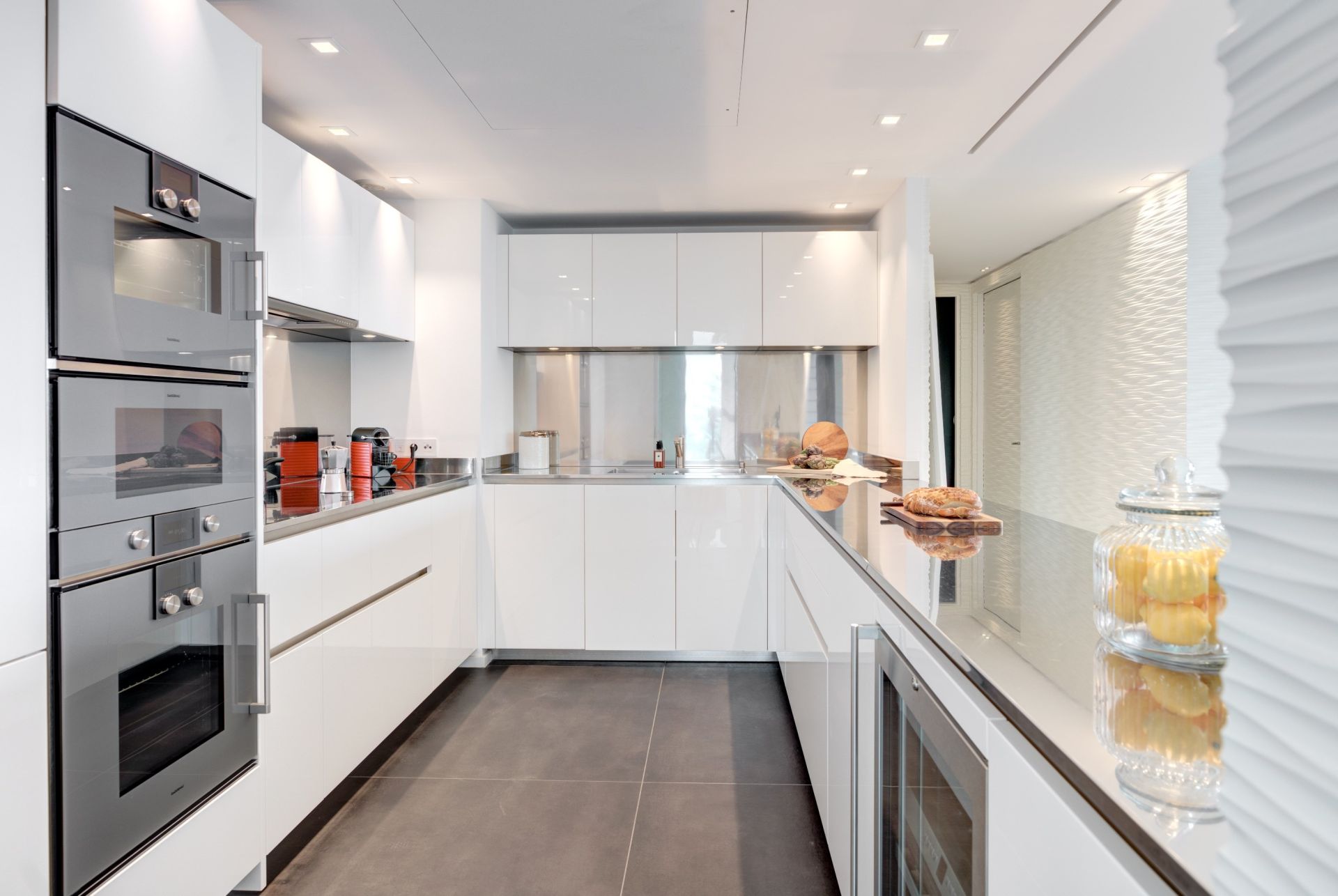 luxury apartment 3 Rooms for sale on CANNES (06400)