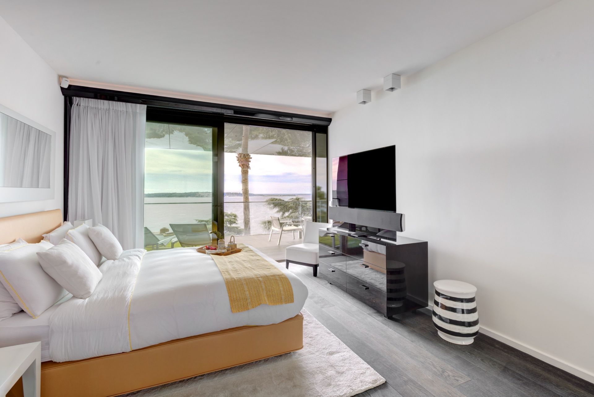 luxury apartment 3 Rooms for sale on CANNES (06400)