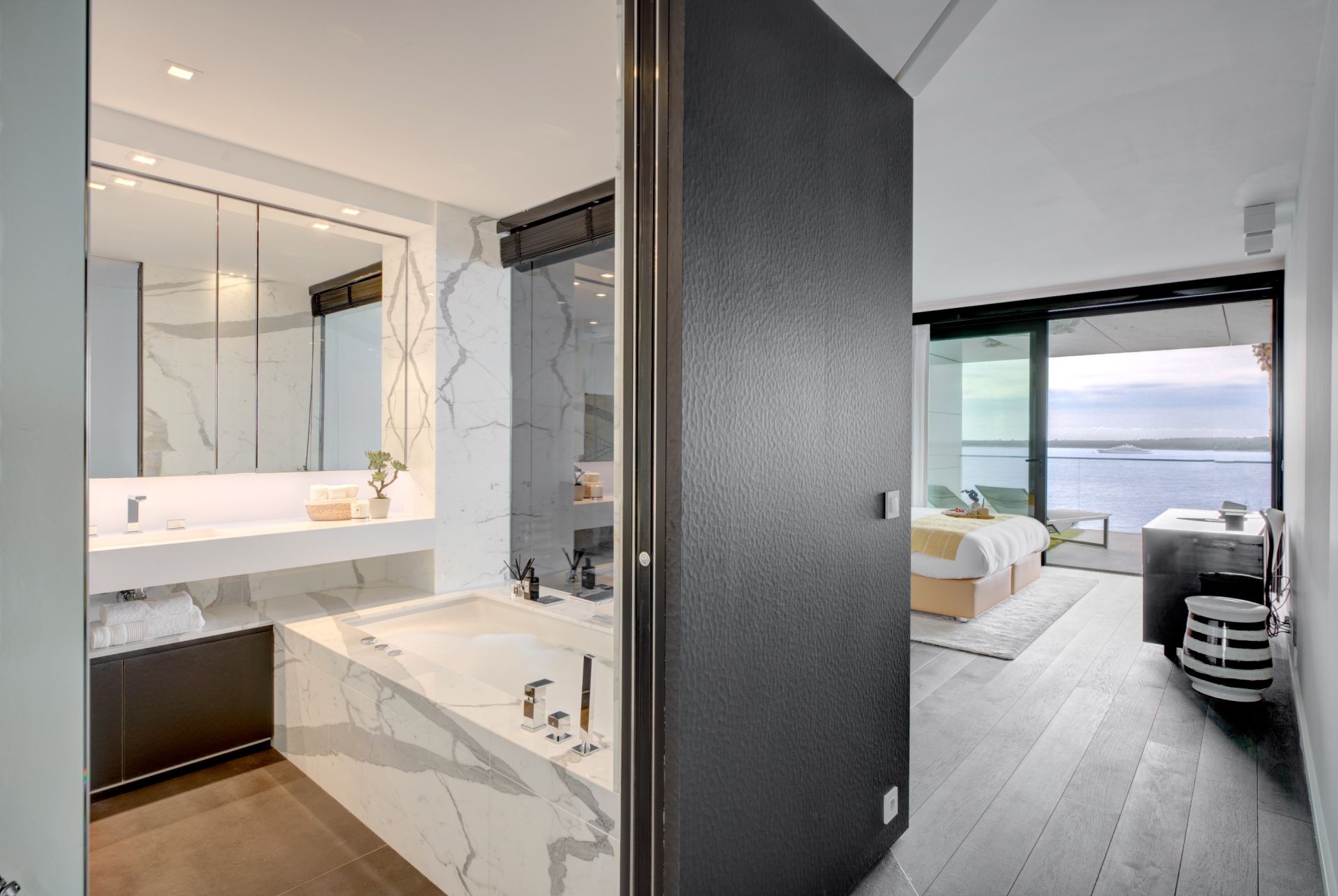 luxury apartment 3 Rooms for sale on CANNES (06400)
