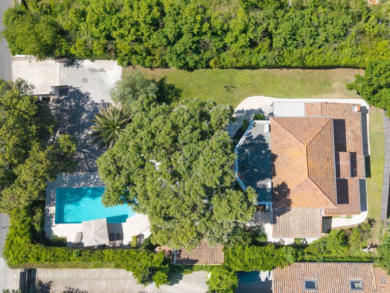 luxury house 7 Rooms for sale on CASTRIES (34160)