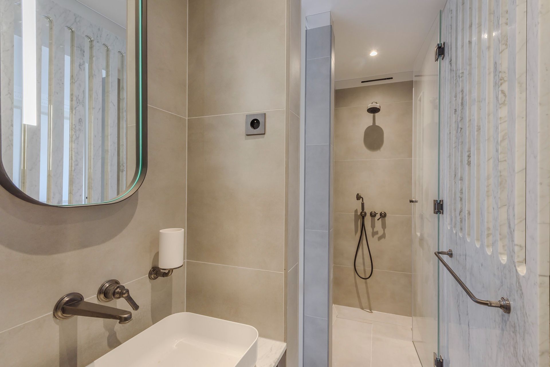 luxury apartment 8 Rooms for rent on PARIS (75016)