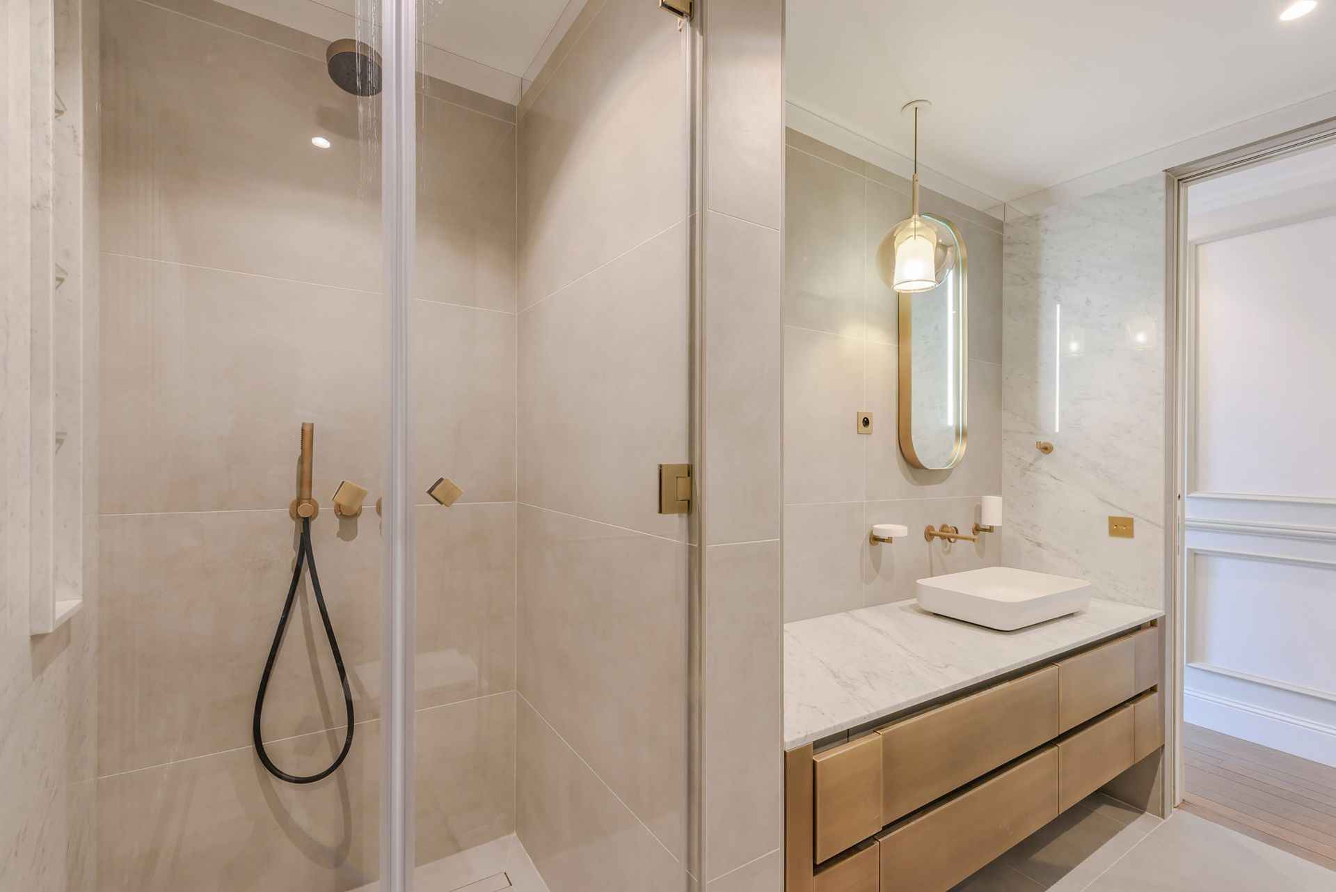 luxury apartment 8 Rooms for rent on PARIS (75016)