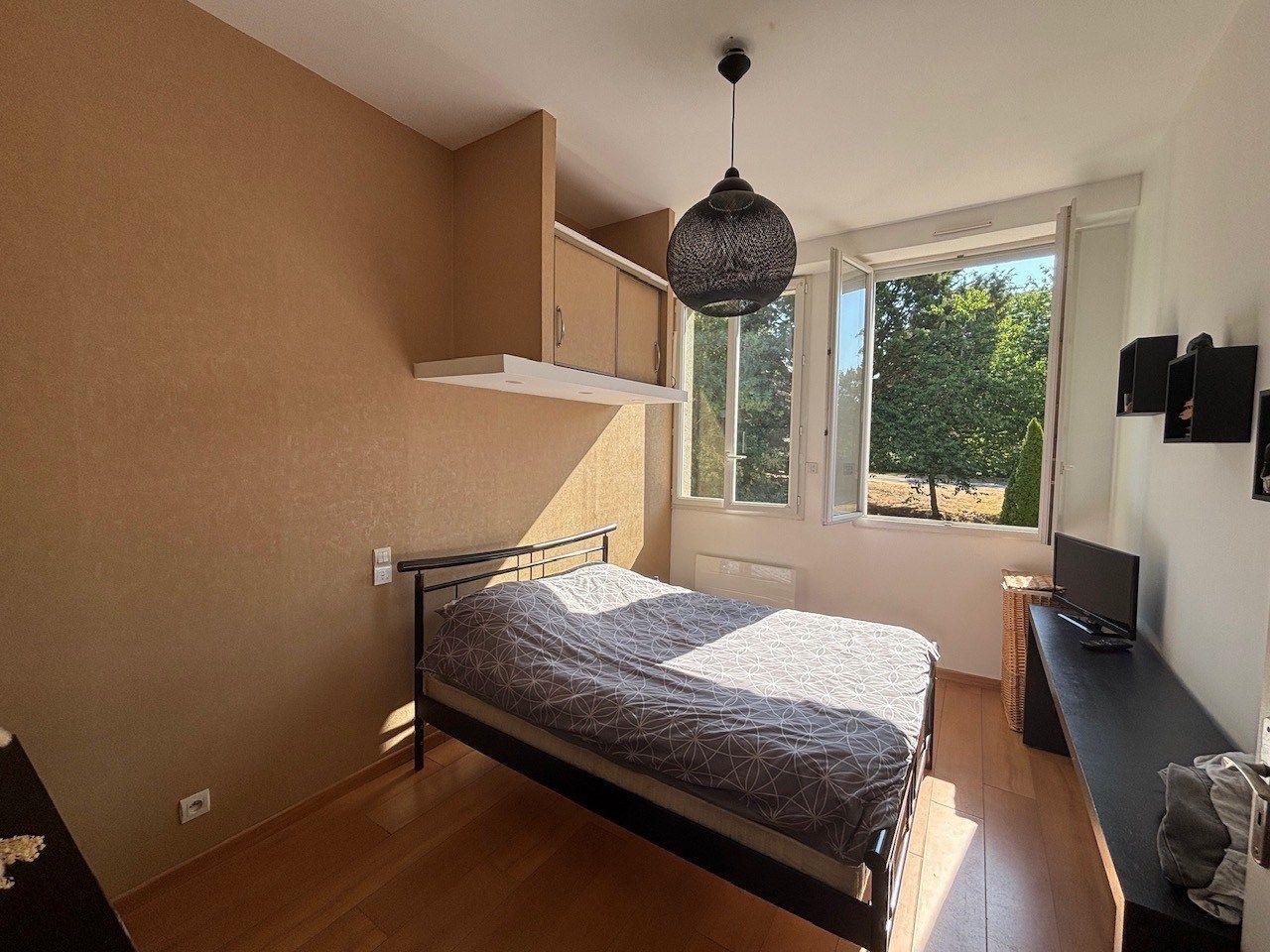 luxury apartment 5 Rooms for sale on PLEURTUIT (35730)