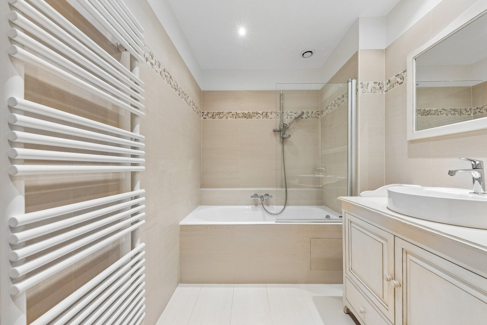 mansion (hôtel particulier) 8 Rooms for sale on PARIS (75116)