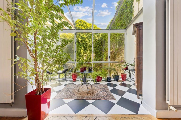 mansion (hôtel particulier) 8 Rooms for sale on PARIS (75116)