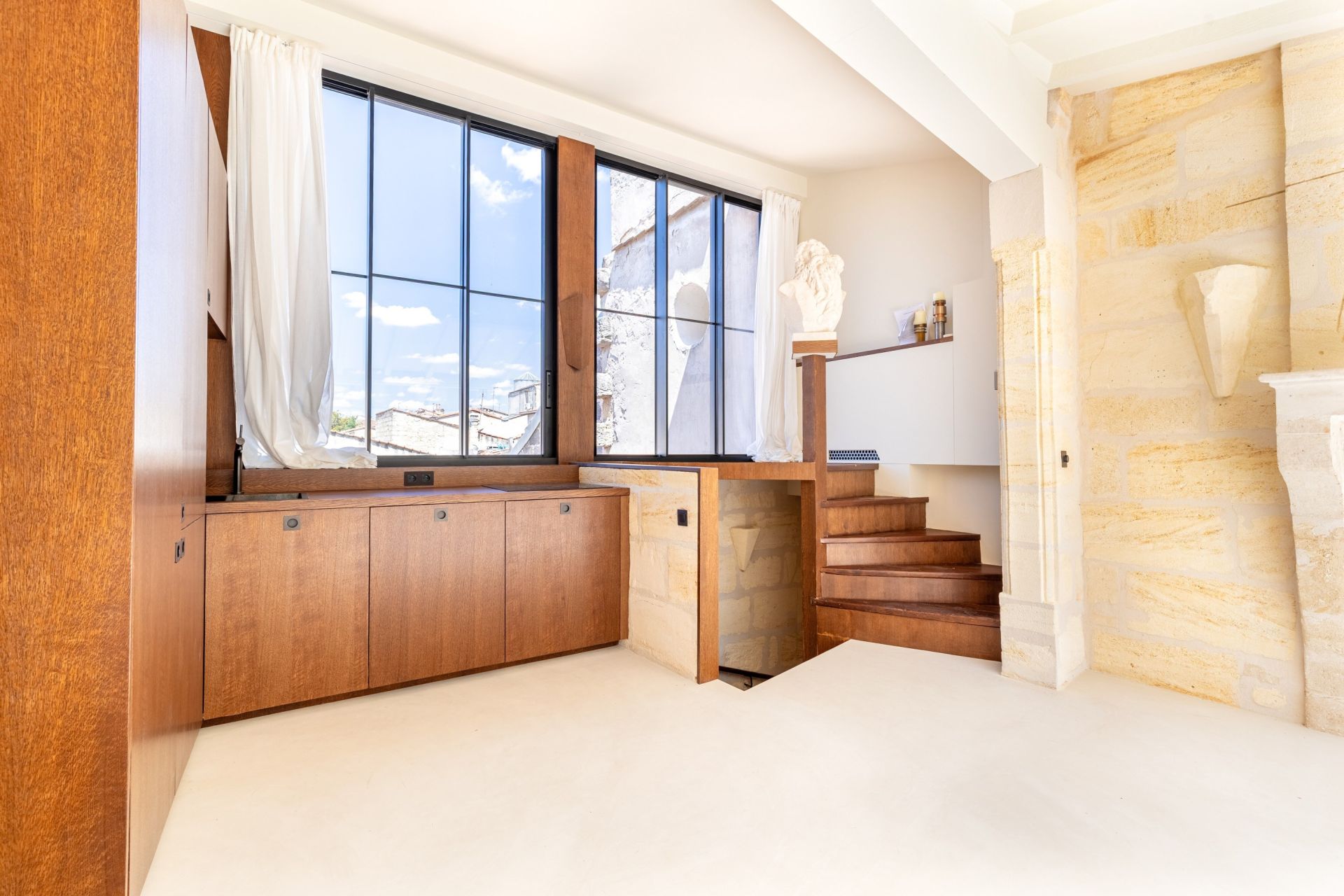 luxury apartment 4 Rooms for sale on BORDEAUX (33000)
