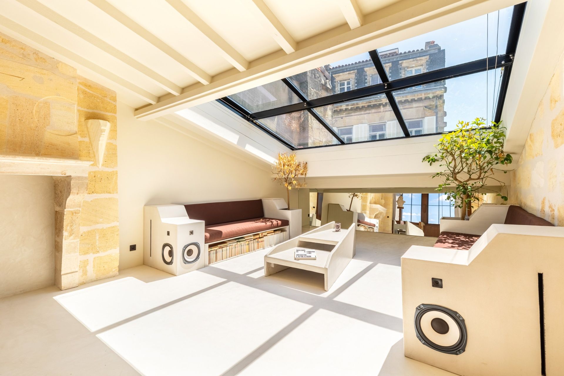 luxury apartment 4 Rooms for sale on BORDEAUX (33000)