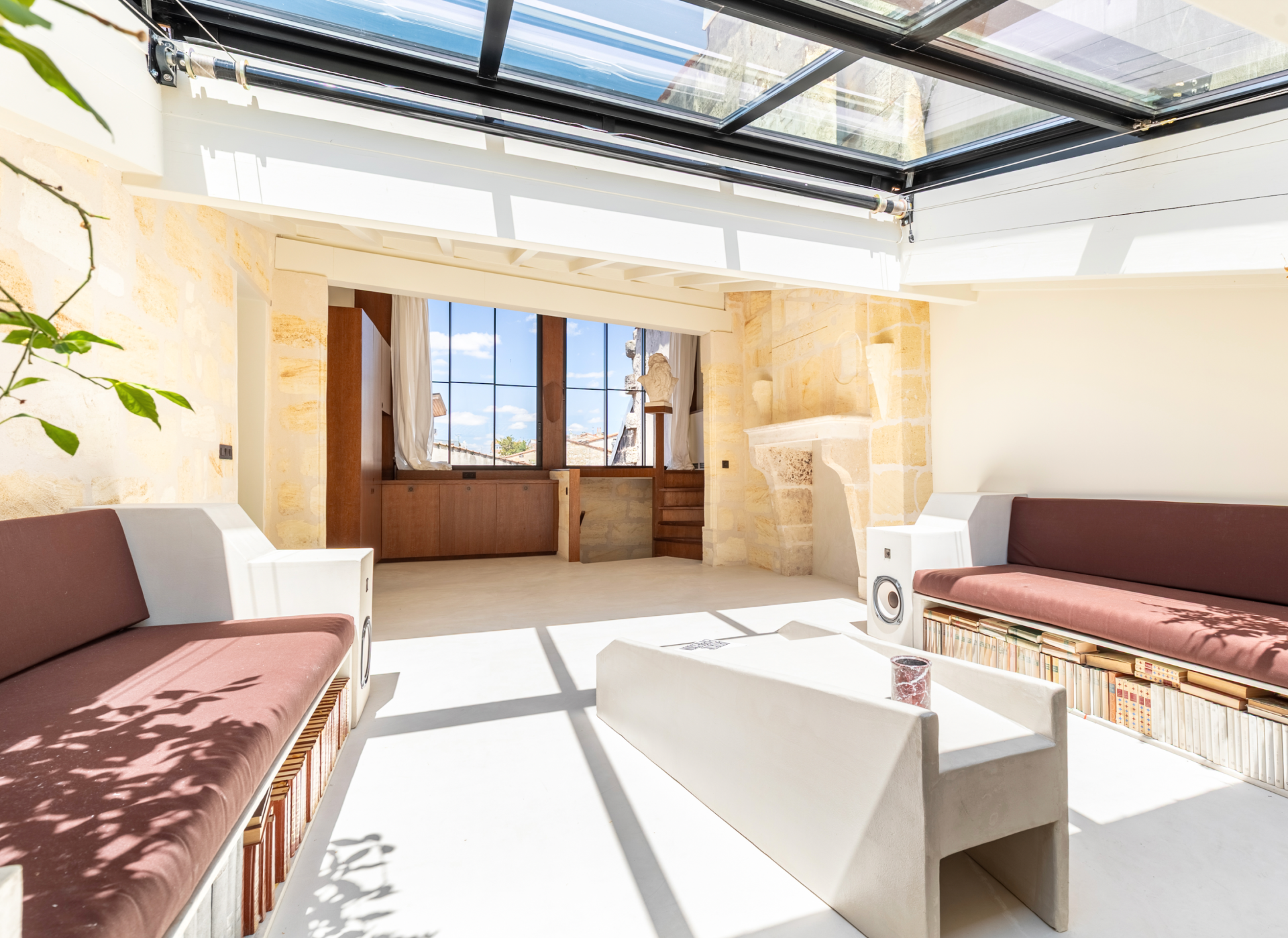 luxury apartment 4 Rooms for sale on BORDEAUX (33000)