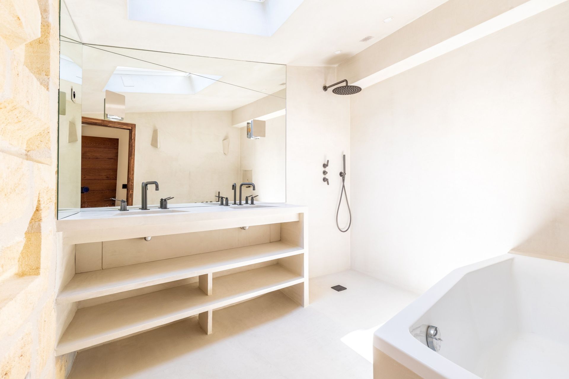 luxury apartment 4 Rooms for sale on BORDEAUX (33000)