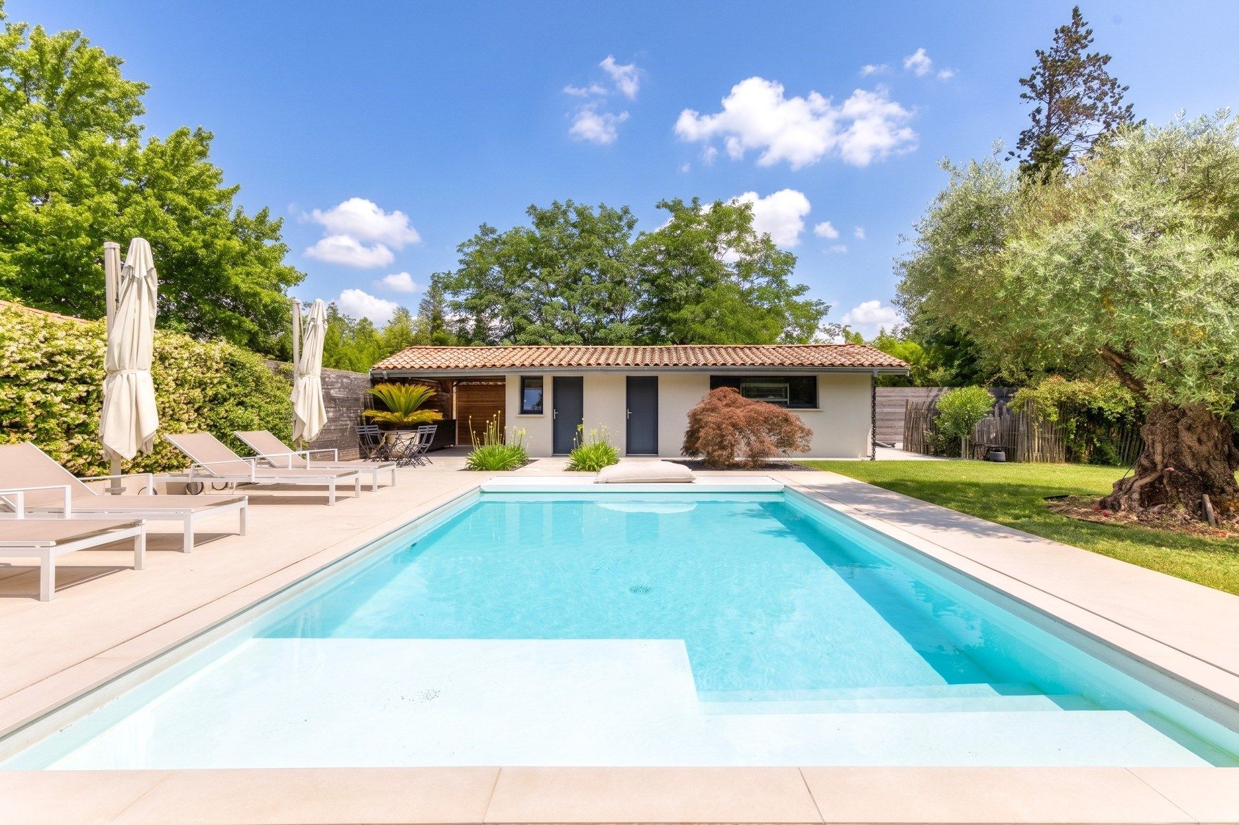 luxury house 6 Rooms for sale on BORDEAUX (33000)