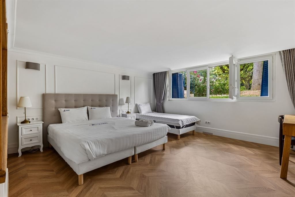 luxury house 18 Rooms for sale on SCEAUX (92330)