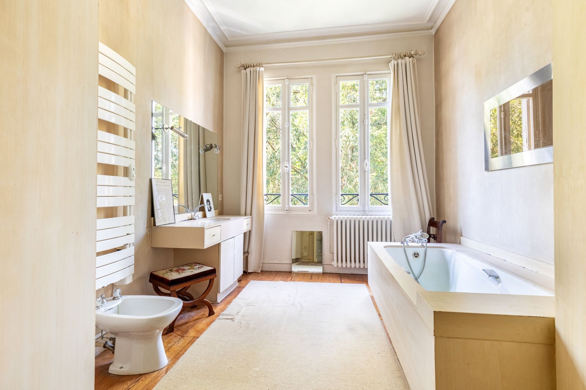 luxury house 6 Rooms for sale on BORDEAUX (33000)