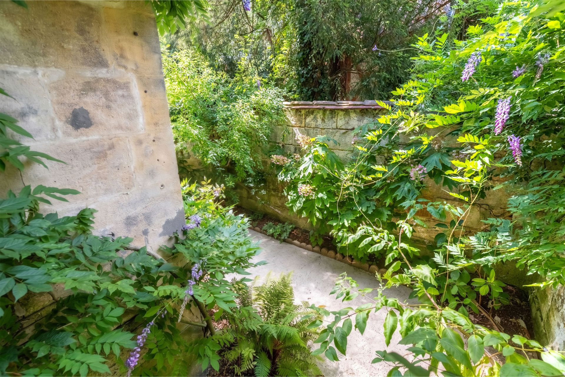 luxury house 6 Rooms for sale on BORDEAUX (33000)