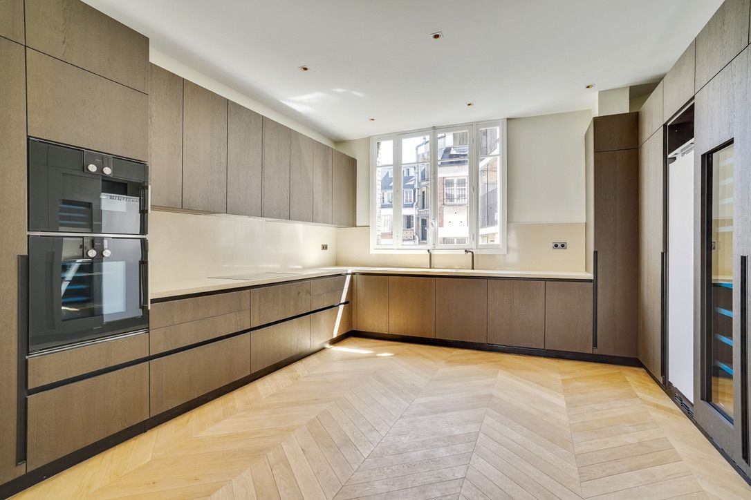 luxury apartment 8 Rooms for sale on PARIS (75007)