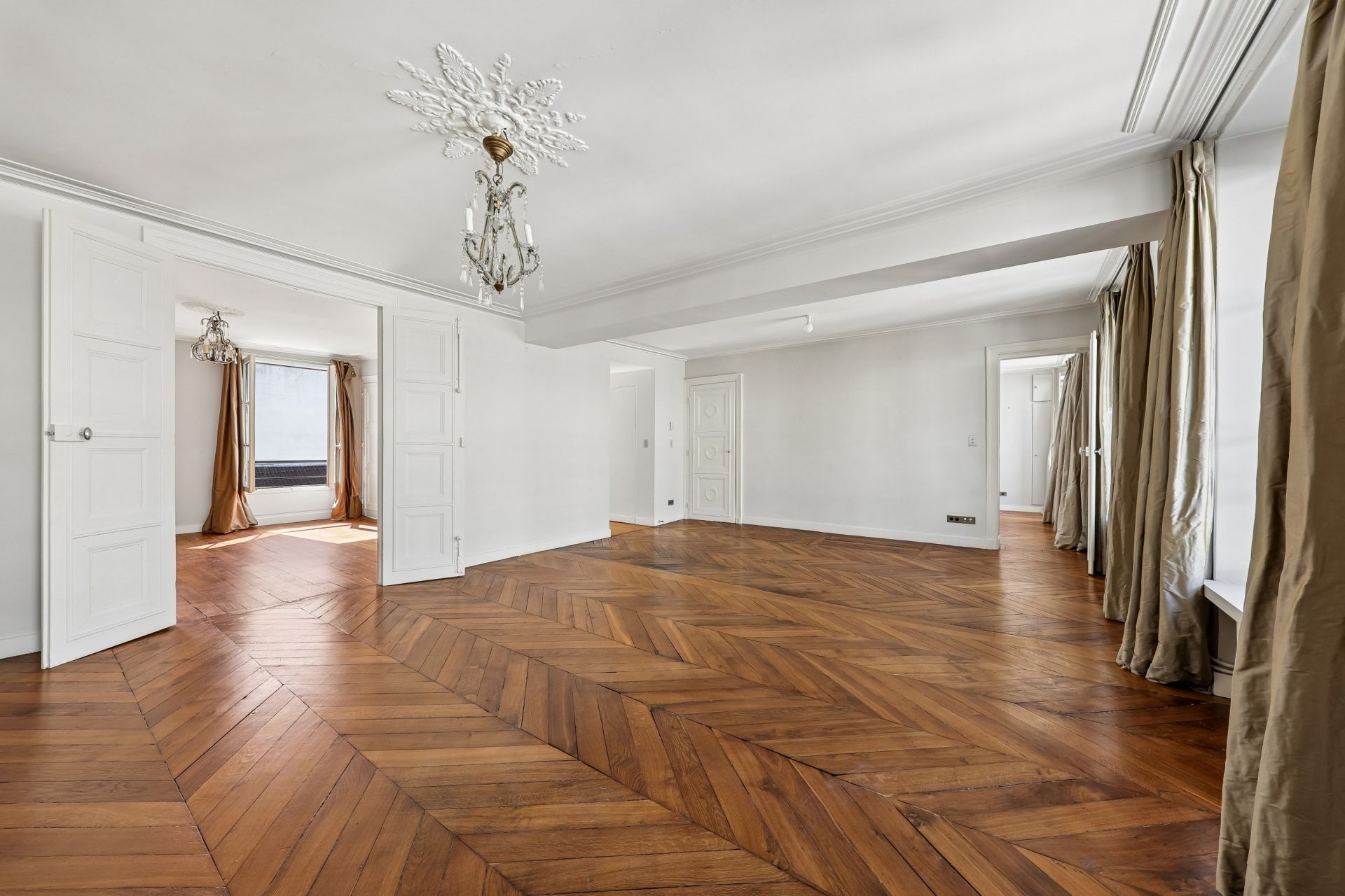 luxury apartment 4 Rooms for sale on PARIS (75008)
