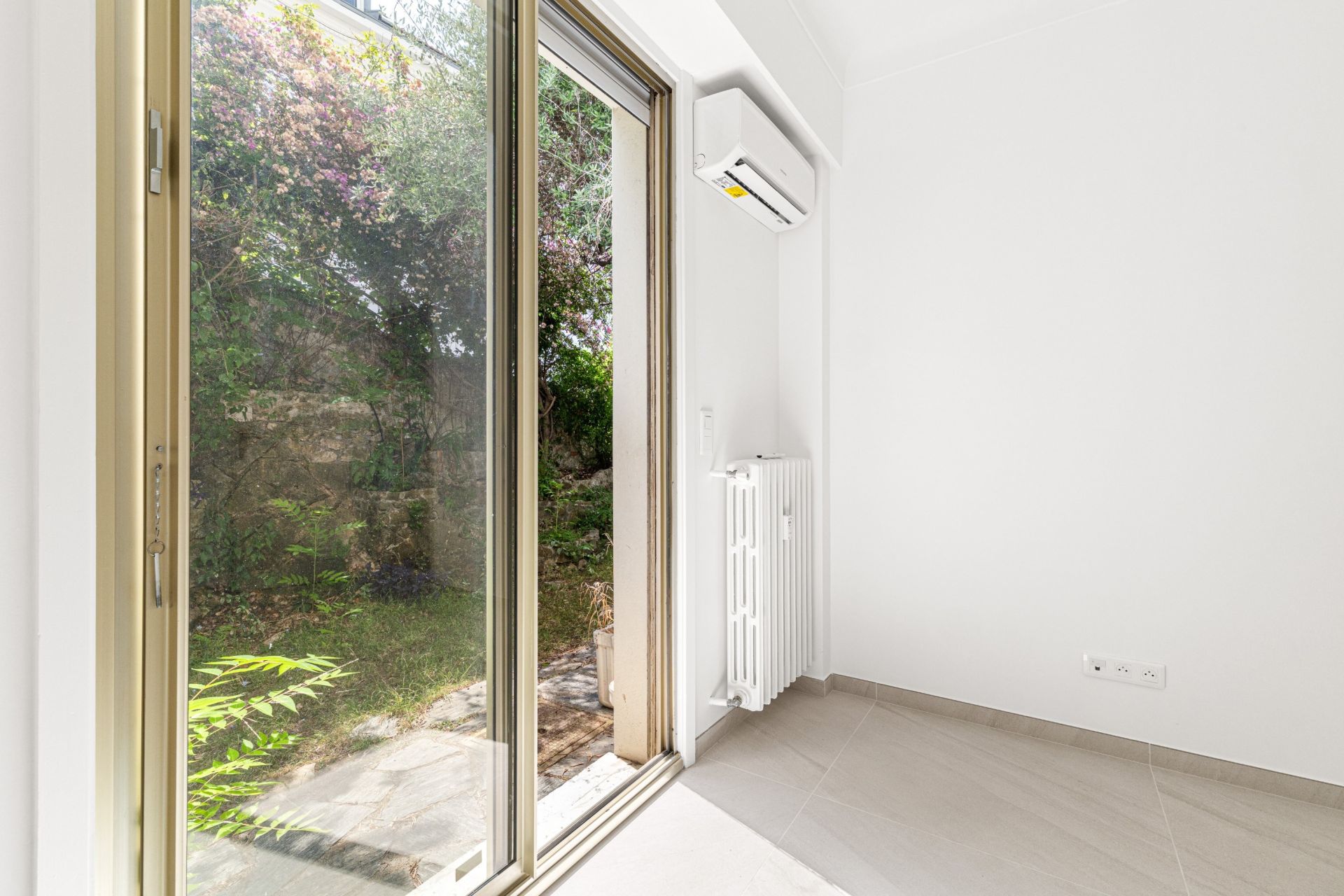 luxury apartment 2 Rooms for sale on NICE (06300)