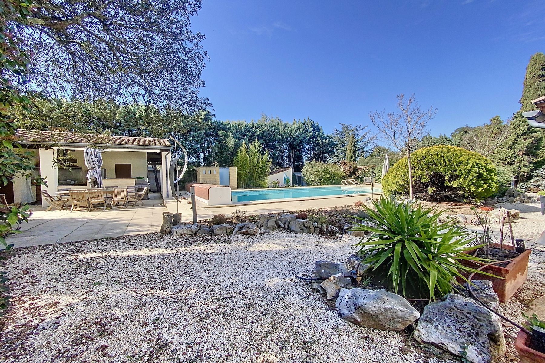 luxury house 6 Rooms for sale on UZES (30700)