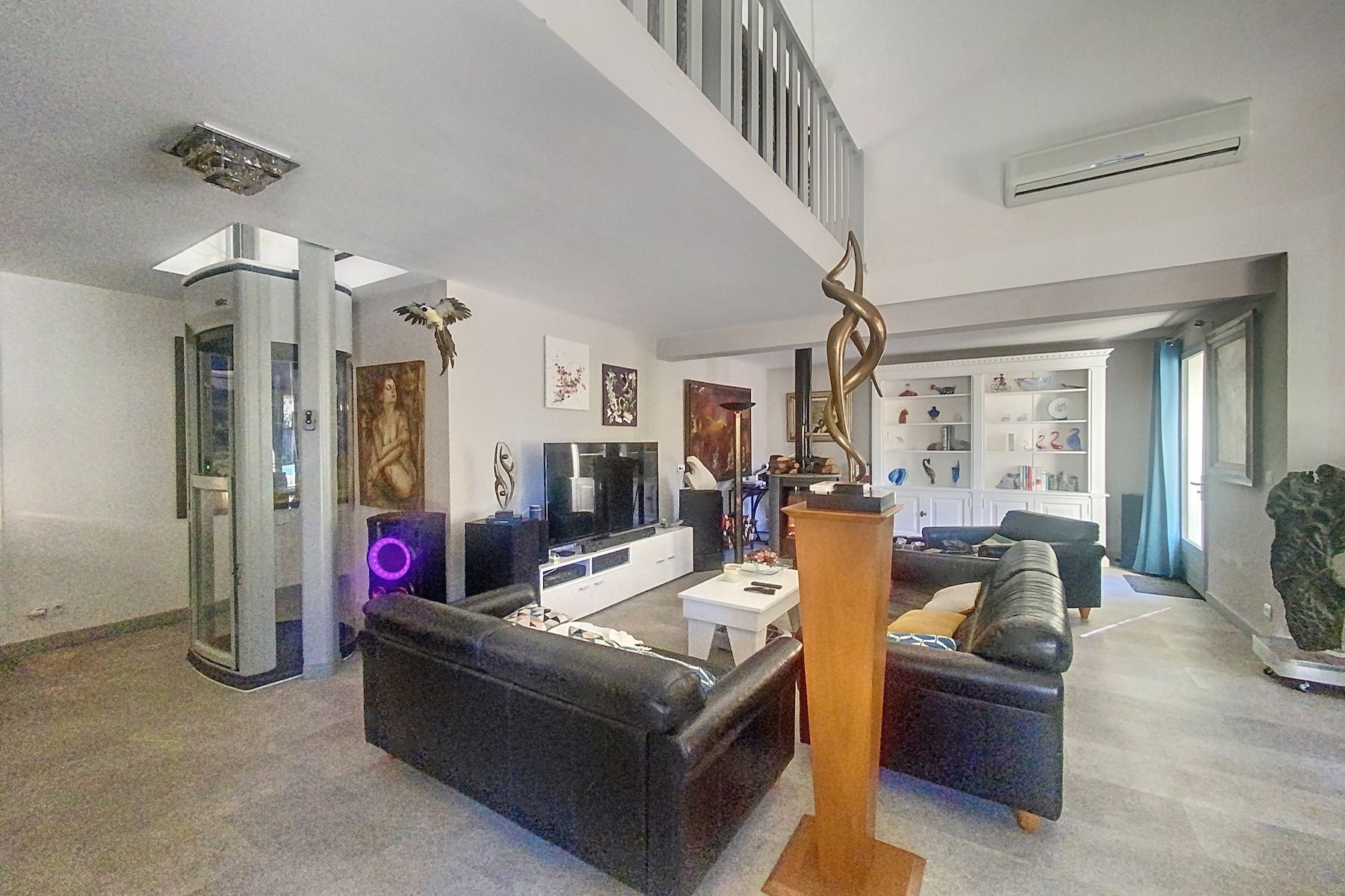 luxury house 6 Rooms for sale on UZES (30700)