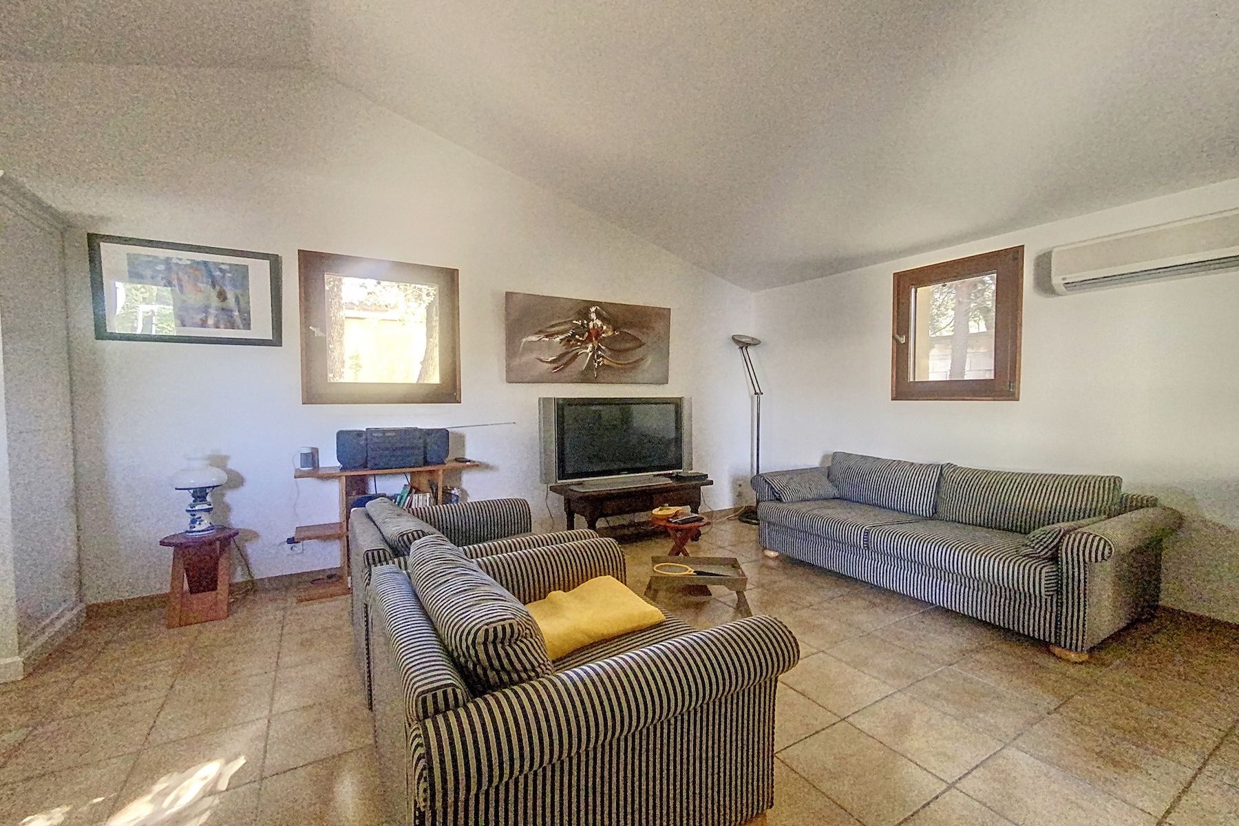 luxury house 6 Rooms for sale on UZES (30700)