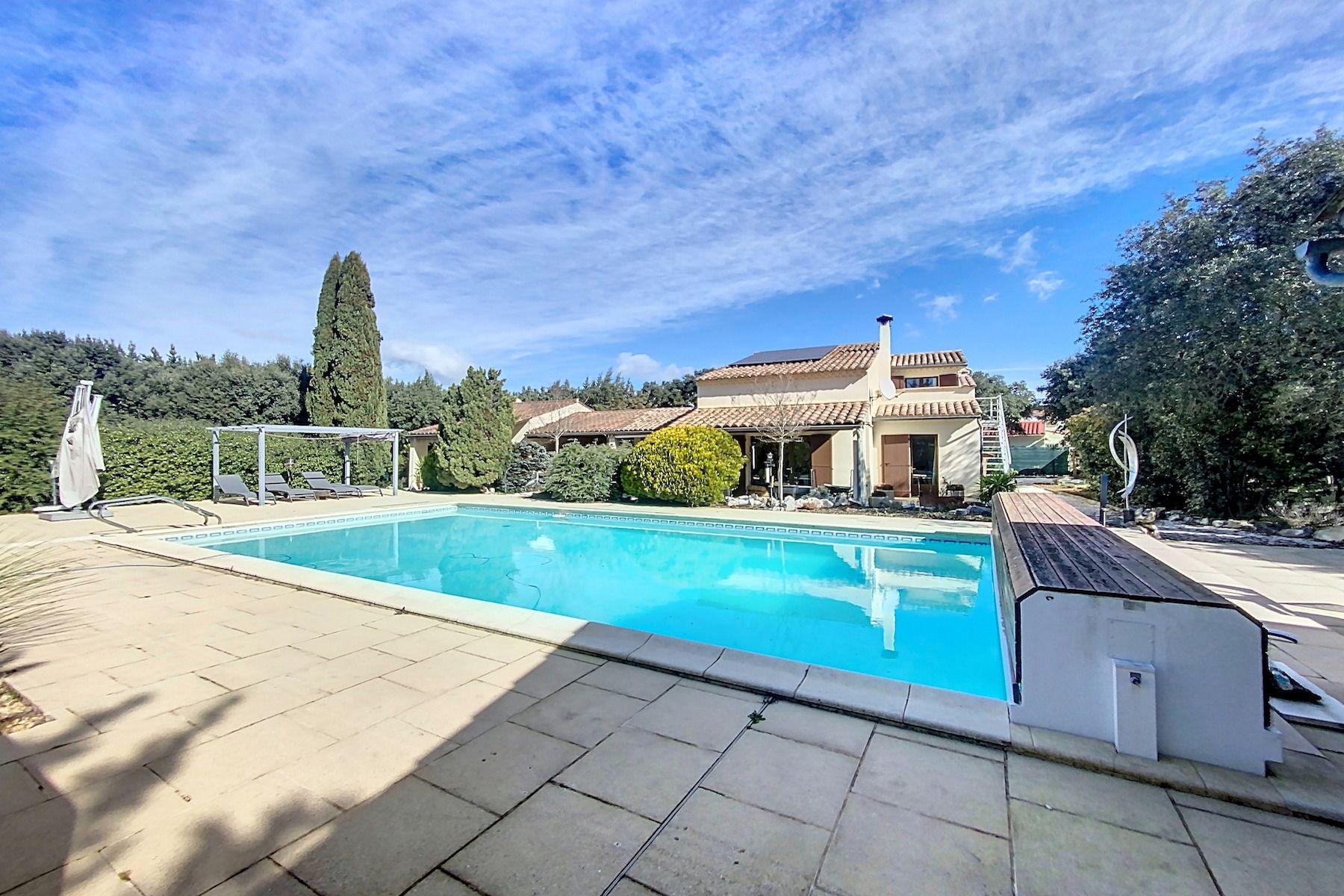 luxury house 6 Rooms for sale on UZES (30700)
