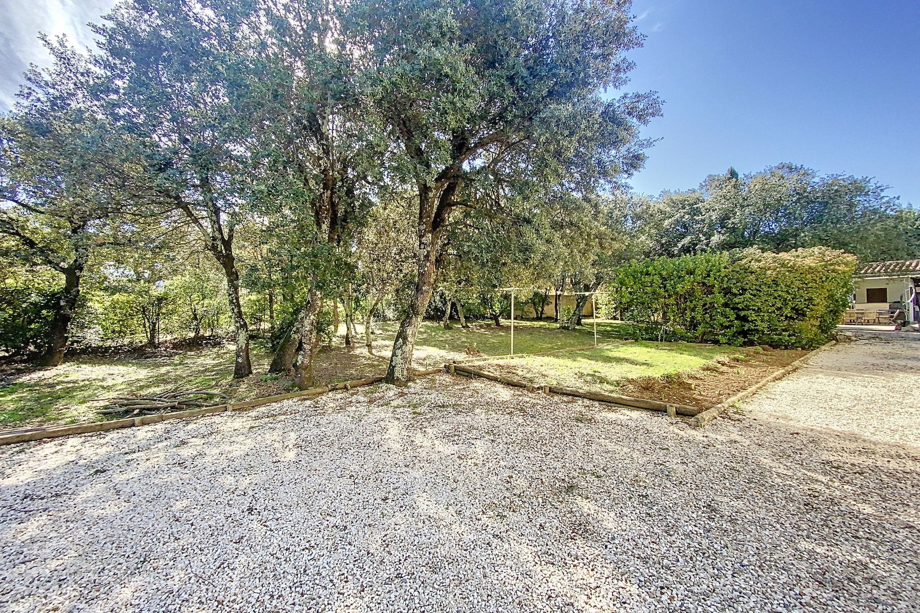 luxury house 6 Rooms for sale on UZES (30700)