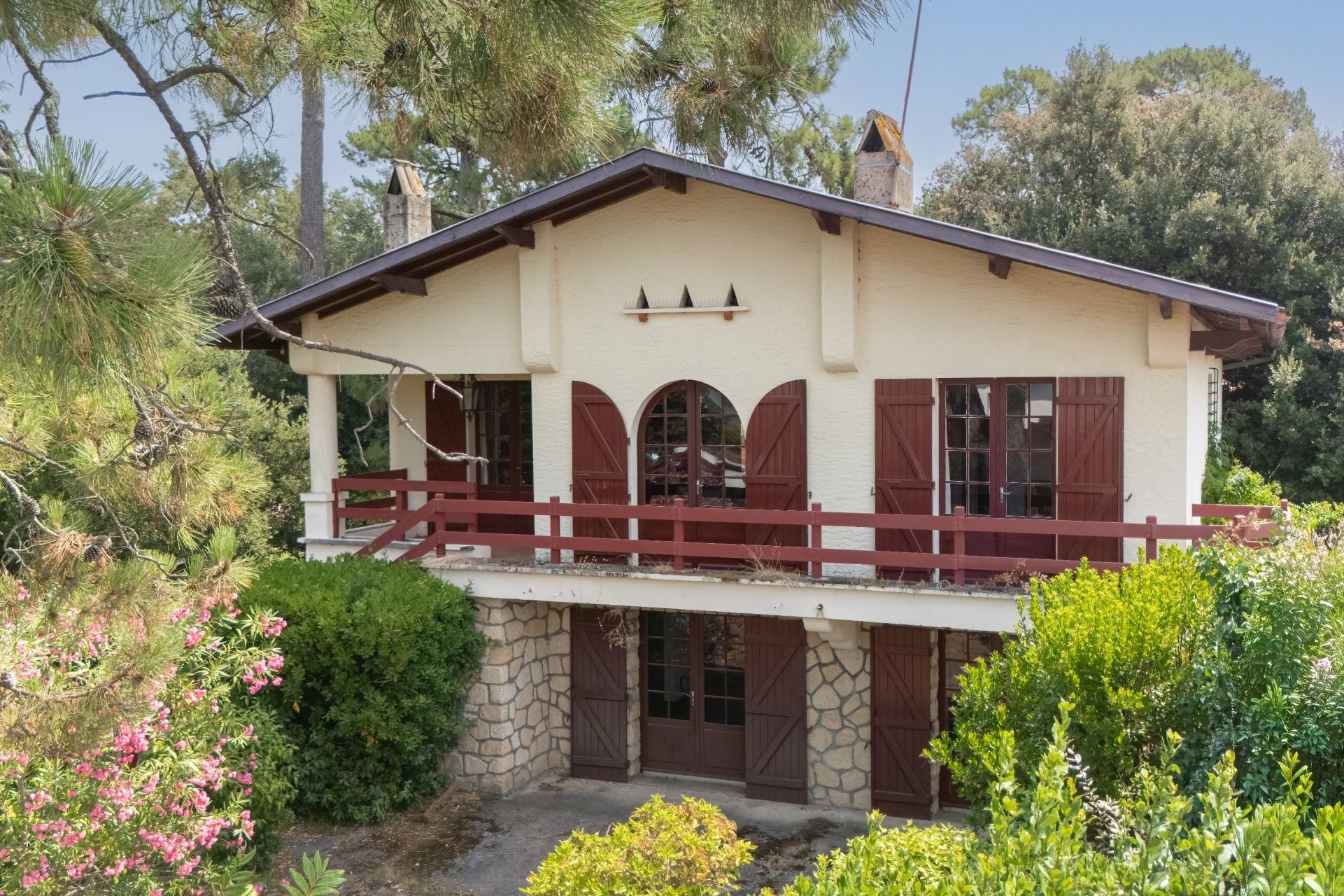 luxury house 8 Rooms for sale on PYLA SUR MER (33115)