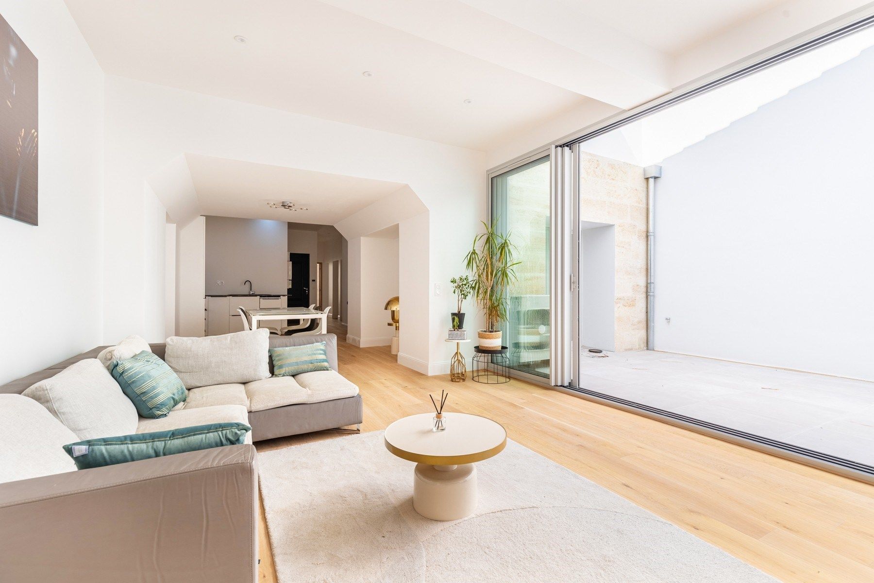 luxury apartment 4 Rooms for sale on BORDEAUX (33000)
