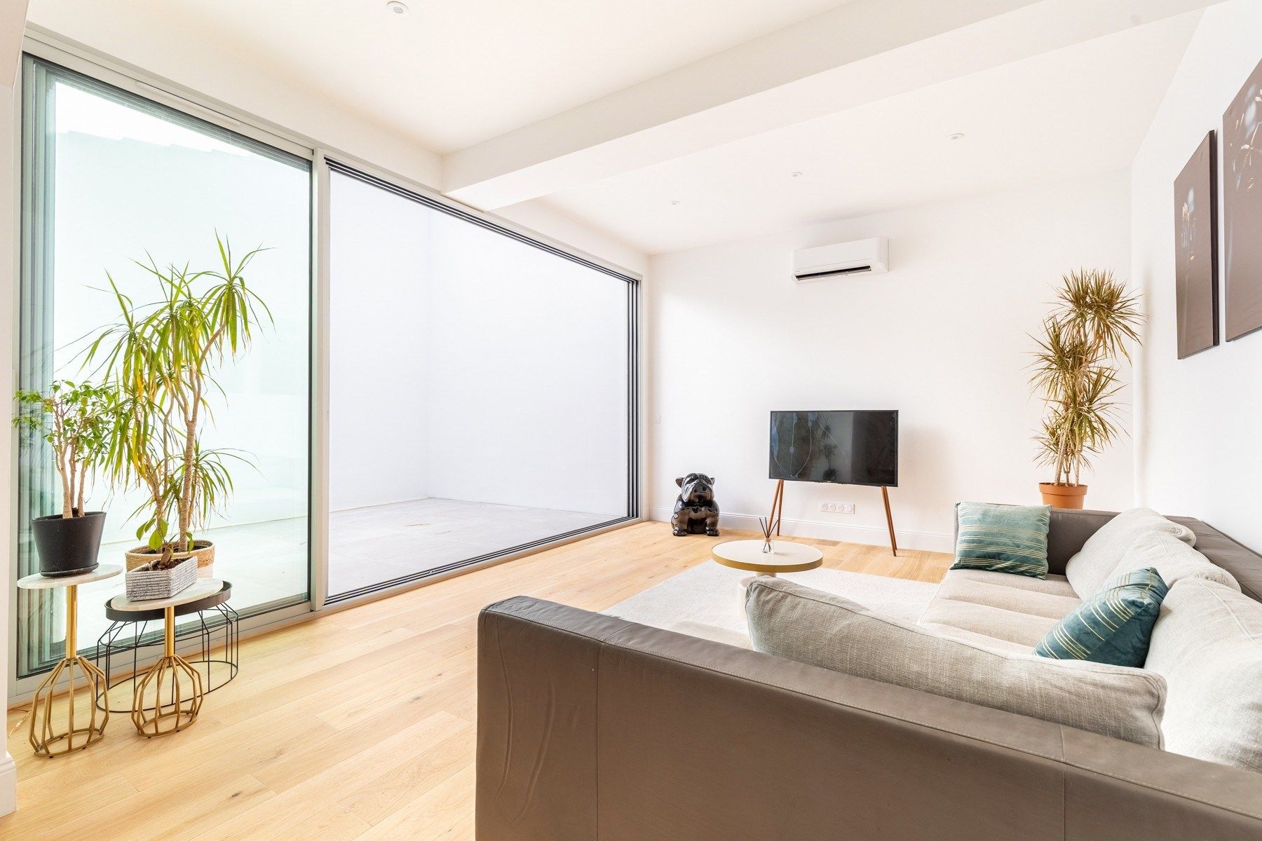 luxury apartment 4 Rooms for sale on BORDEAUX (33000)