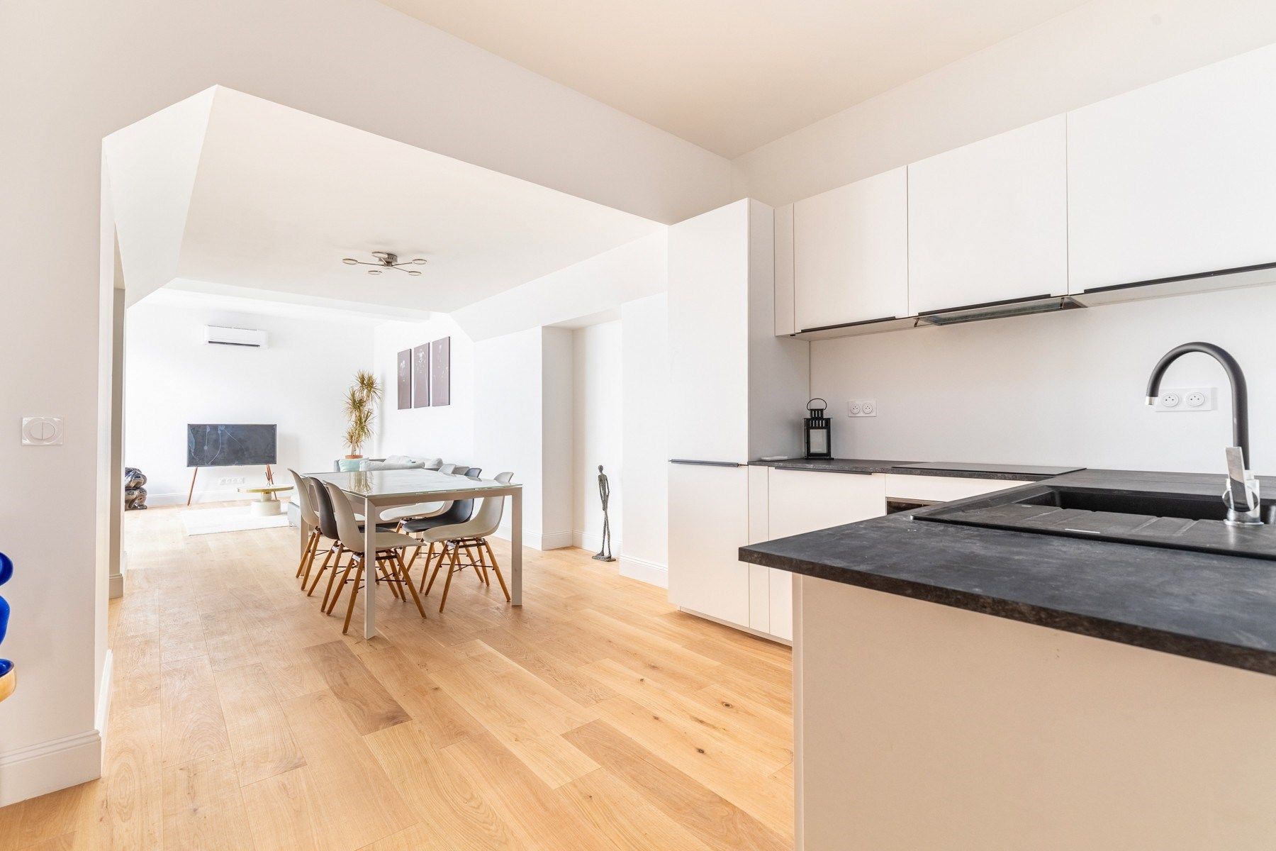 luxury apartment 4 Rooms for sale on BORDEAUX (33000)