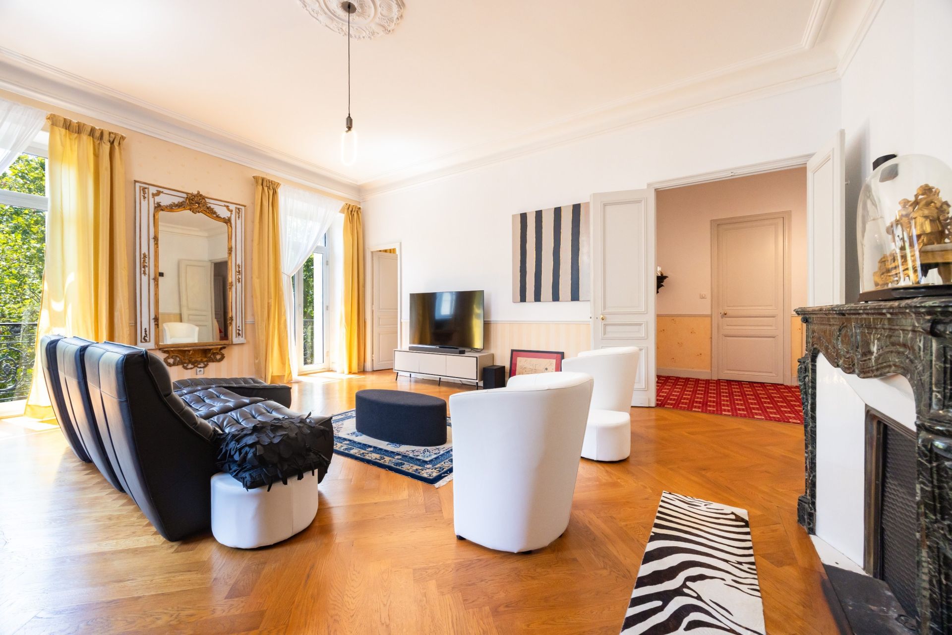 luxury apartment 6 Rooms for sale on NARBONNE (11100)