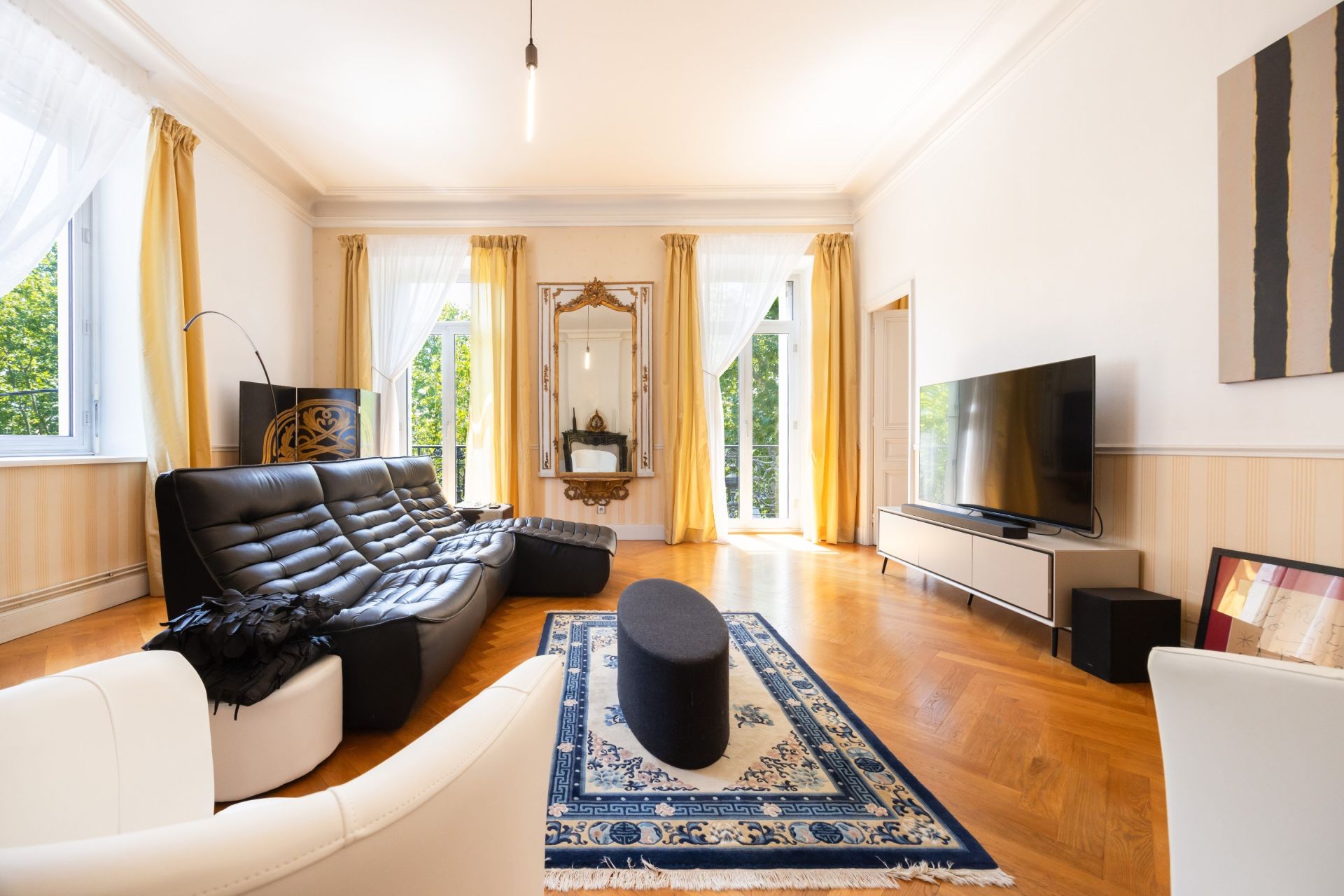 luxury apartment 6 Rooms for sale on NARBONNE (11100)