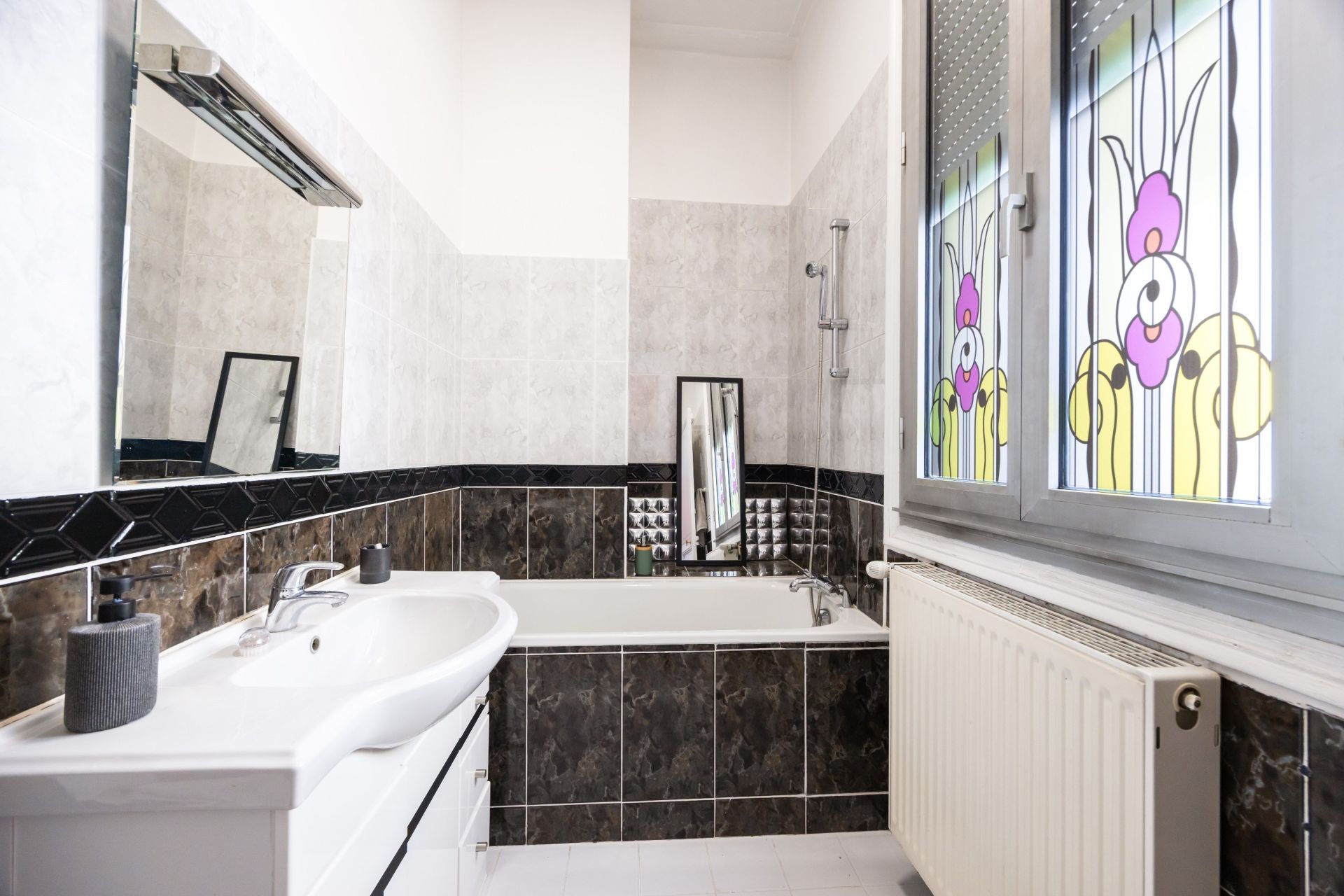 luxury apartment 6 Rooms for sale on NARBONNE (11100)