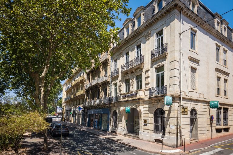 luxury apartment 6 Rooms for sale on NARBONNE (11100)