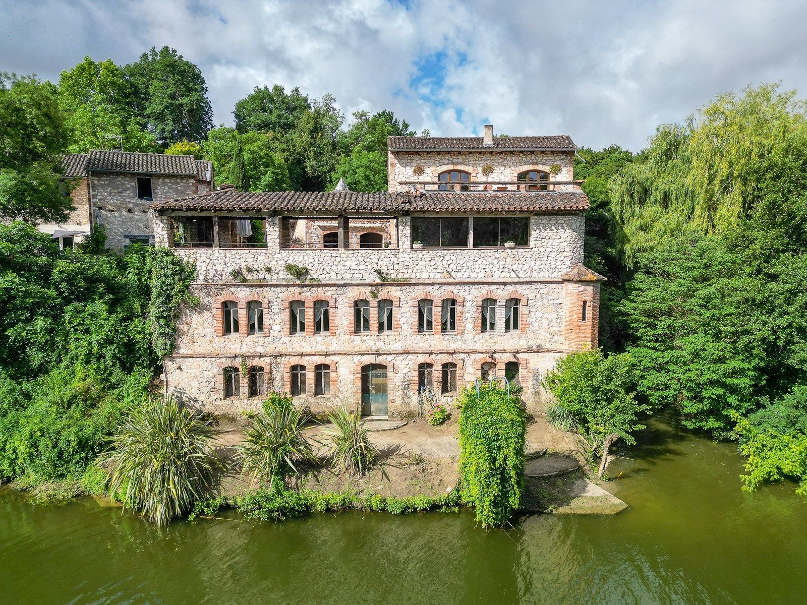 luxury house 5 Rooms for sale on LAVAUR (81500)