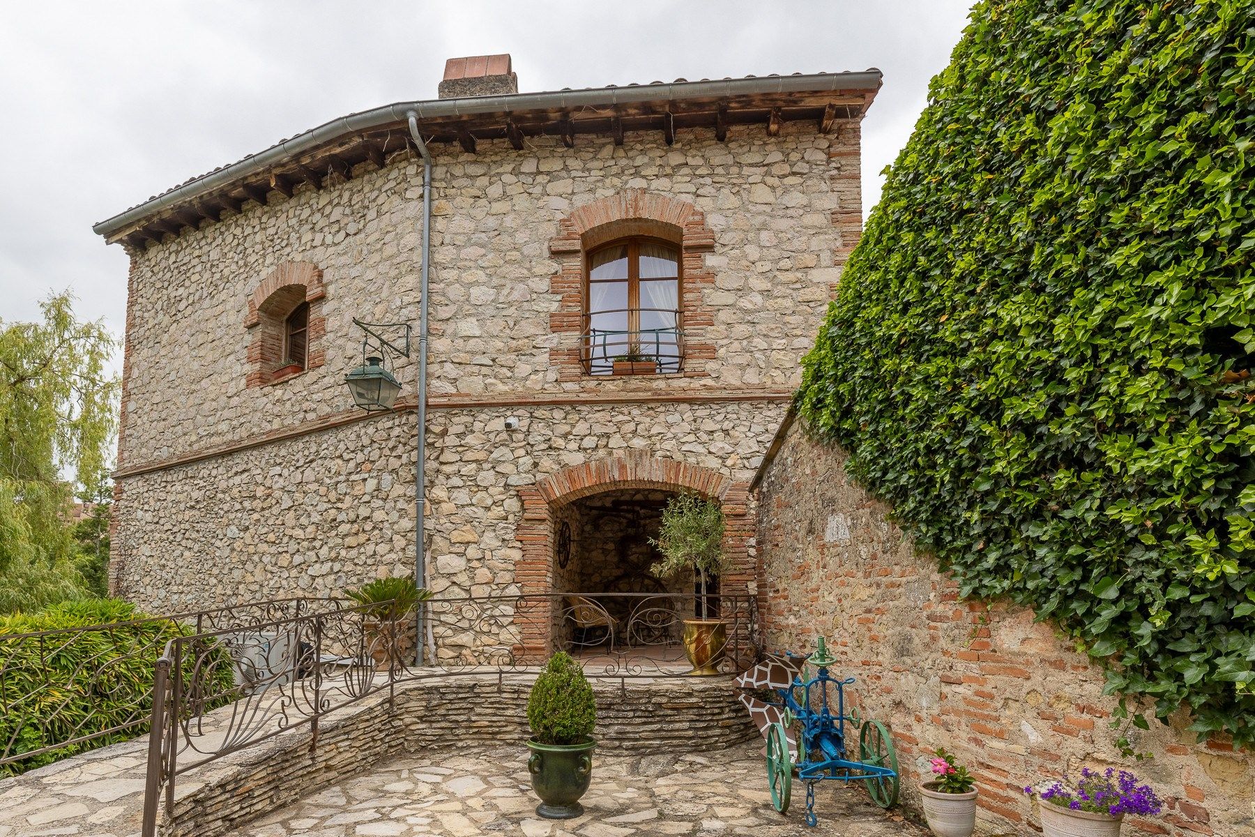 luxury house 5 Rooms for sale on LAVAUR (81500)