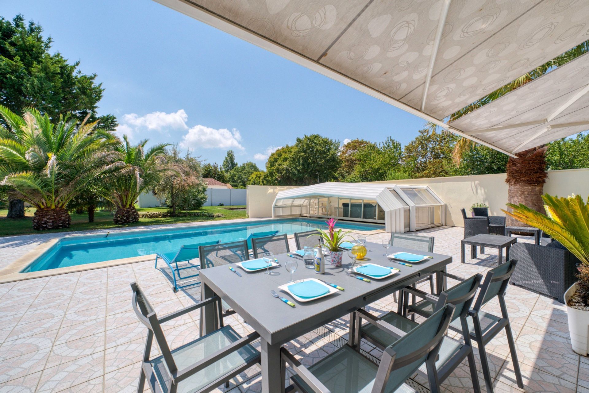 luxury house 8 Rooms for sale on L HOUMEAU (17137)