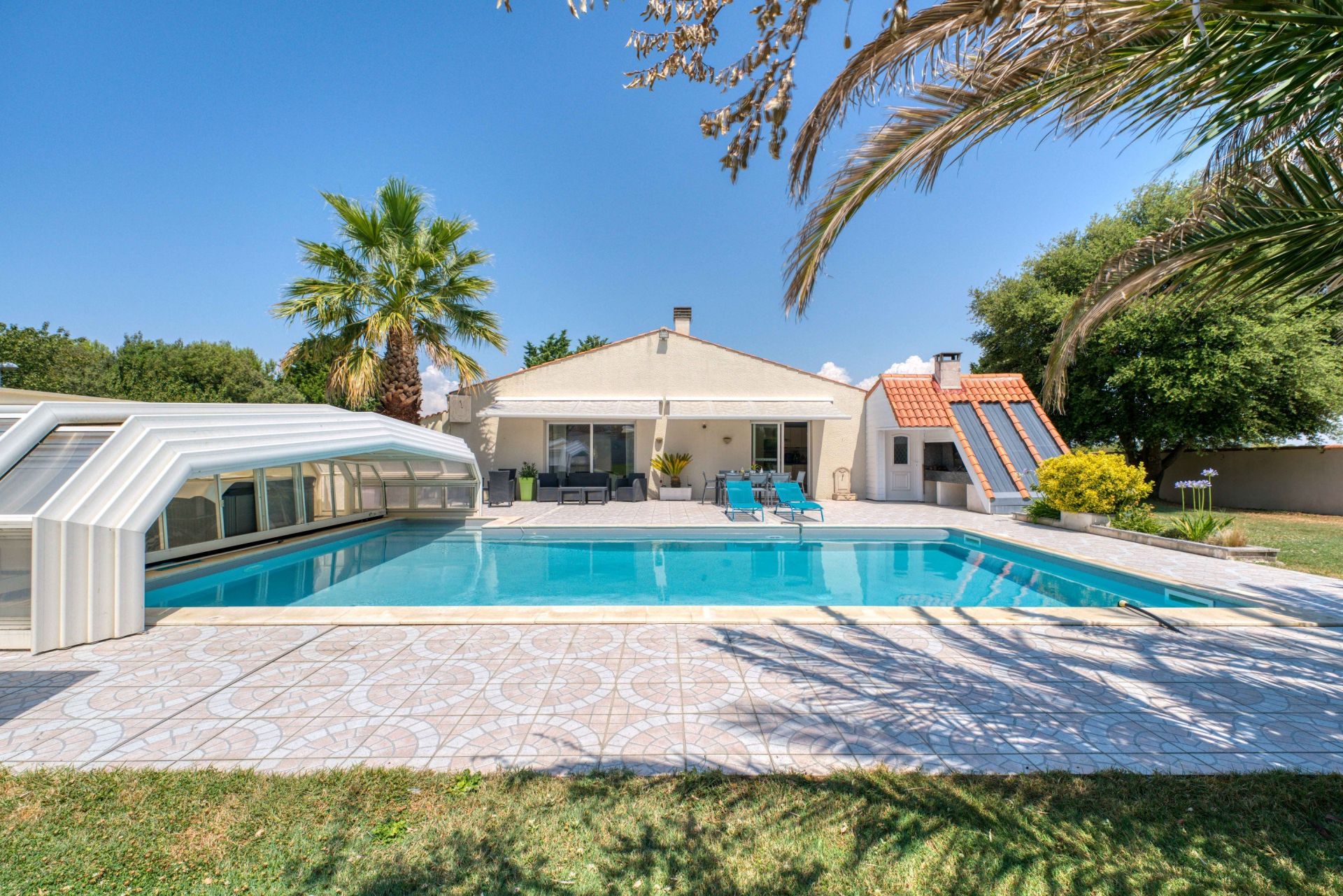 luxury house 8 Rooms for sale on L HOUMEAU (17137)