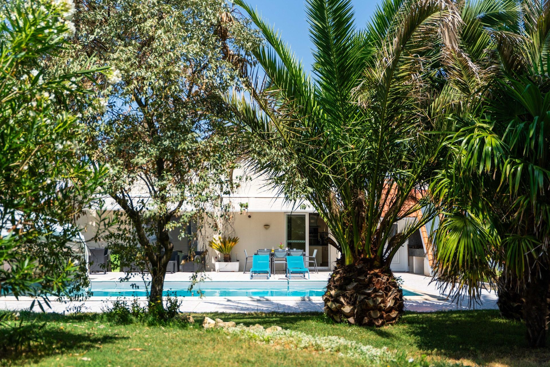 luxury house 8 Rooms for sale on L HOUMEAU (17137)