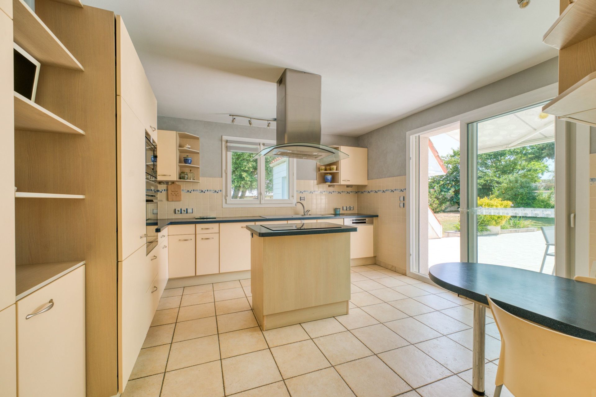 luxury house 8 Rooms for sale on L HOUMEAU (17137)