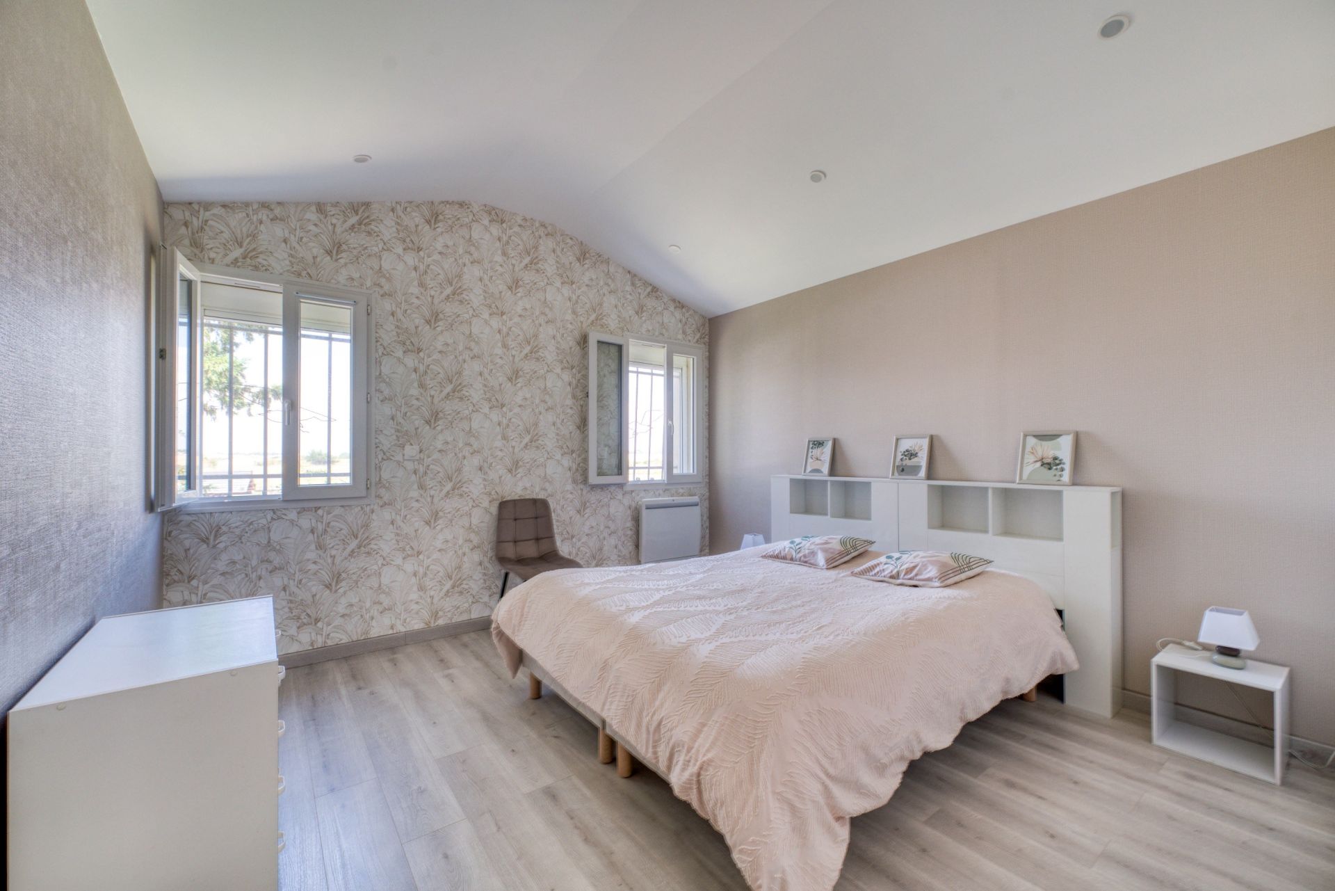 luxury house 8 Rooms for sale on L HOUMEAU (17137)