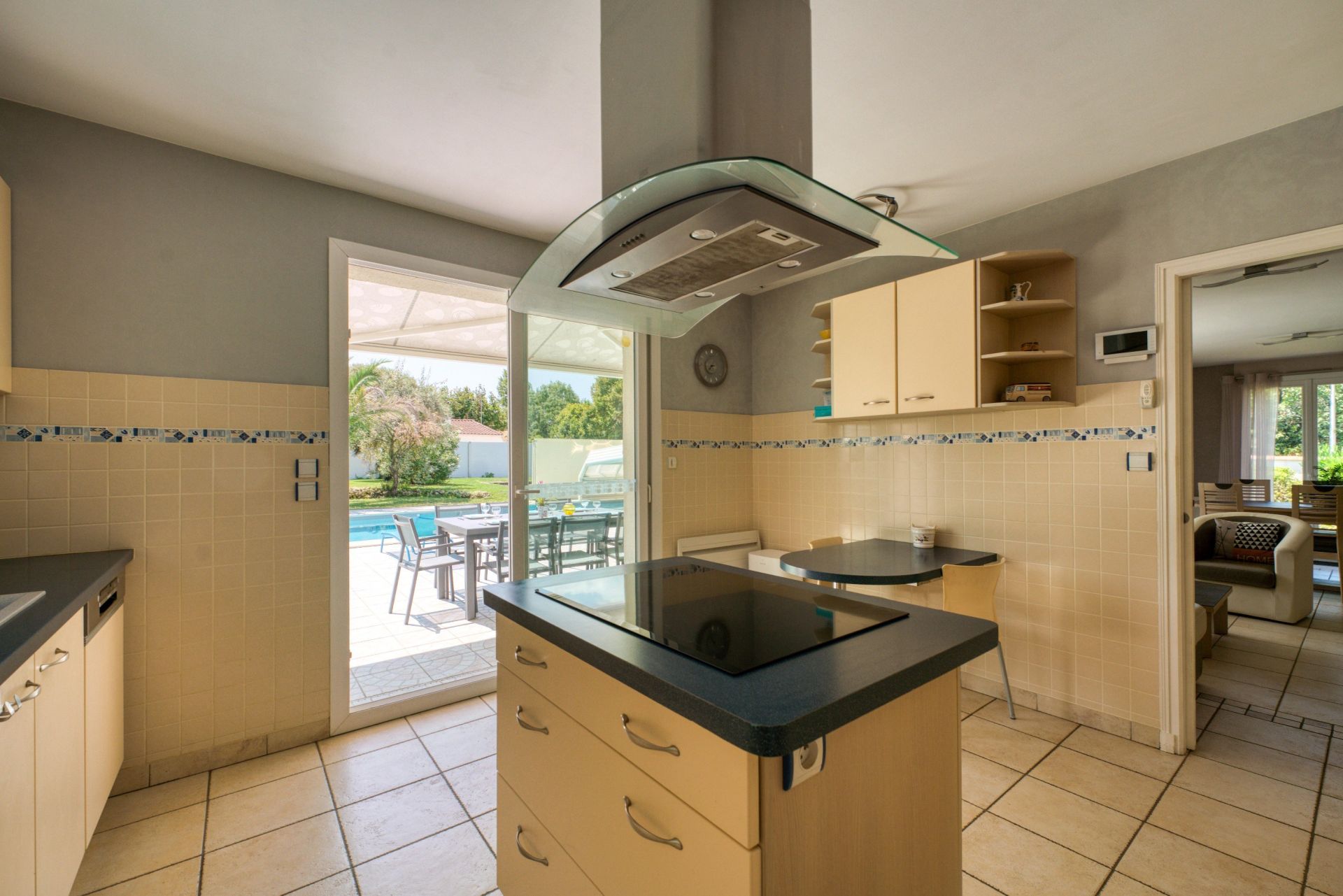 luxury house 8 Rooms for sale on L HOUMEAU (17137)