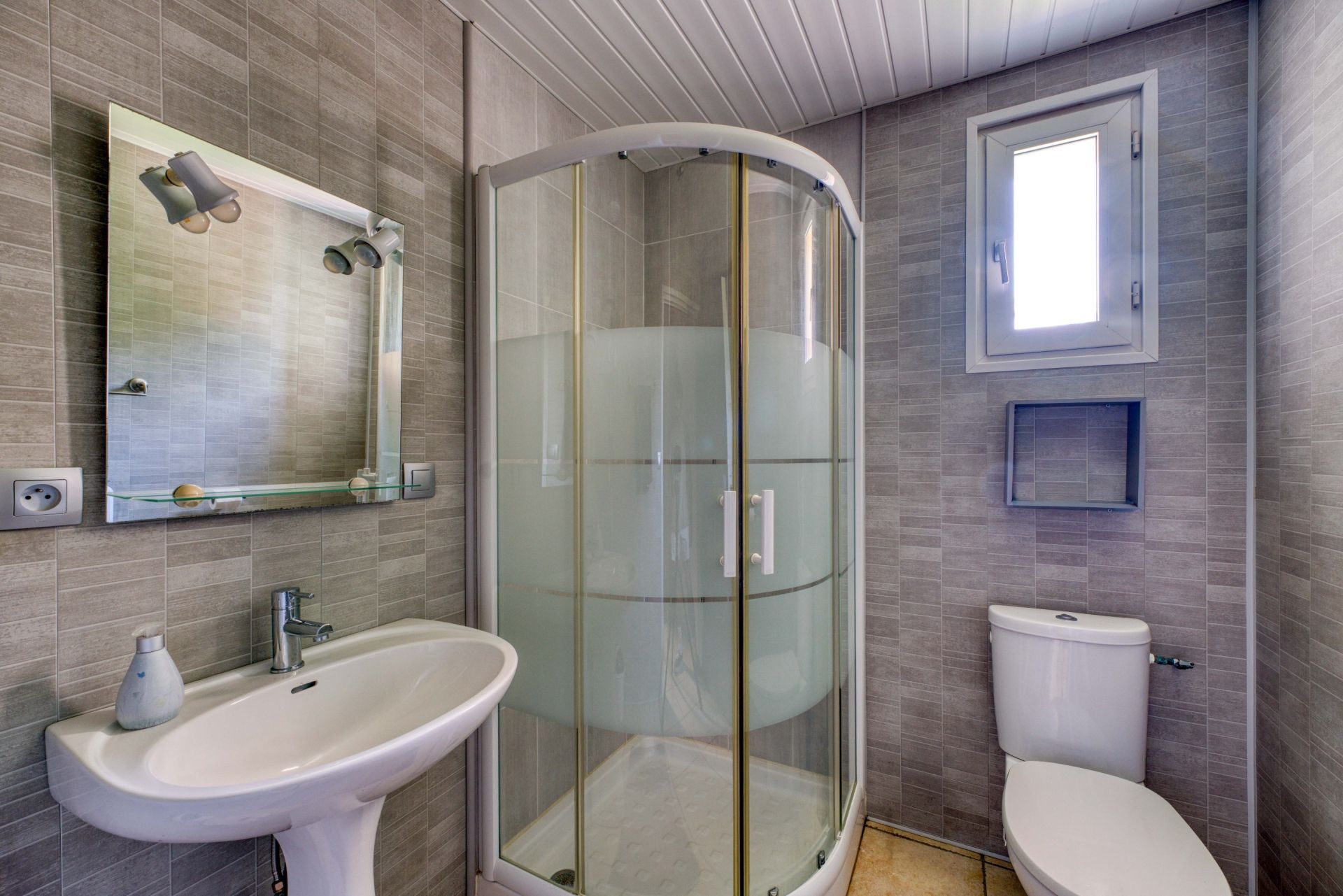 luxury house 8 Rooms for sale on L HOUMEAU (17137)