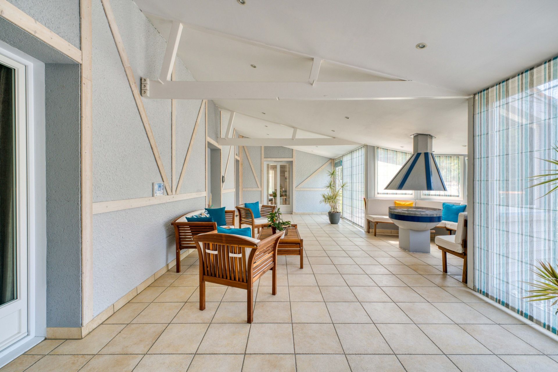 luxury house 8 Rooms for sale on L HOUMEAU (17137)