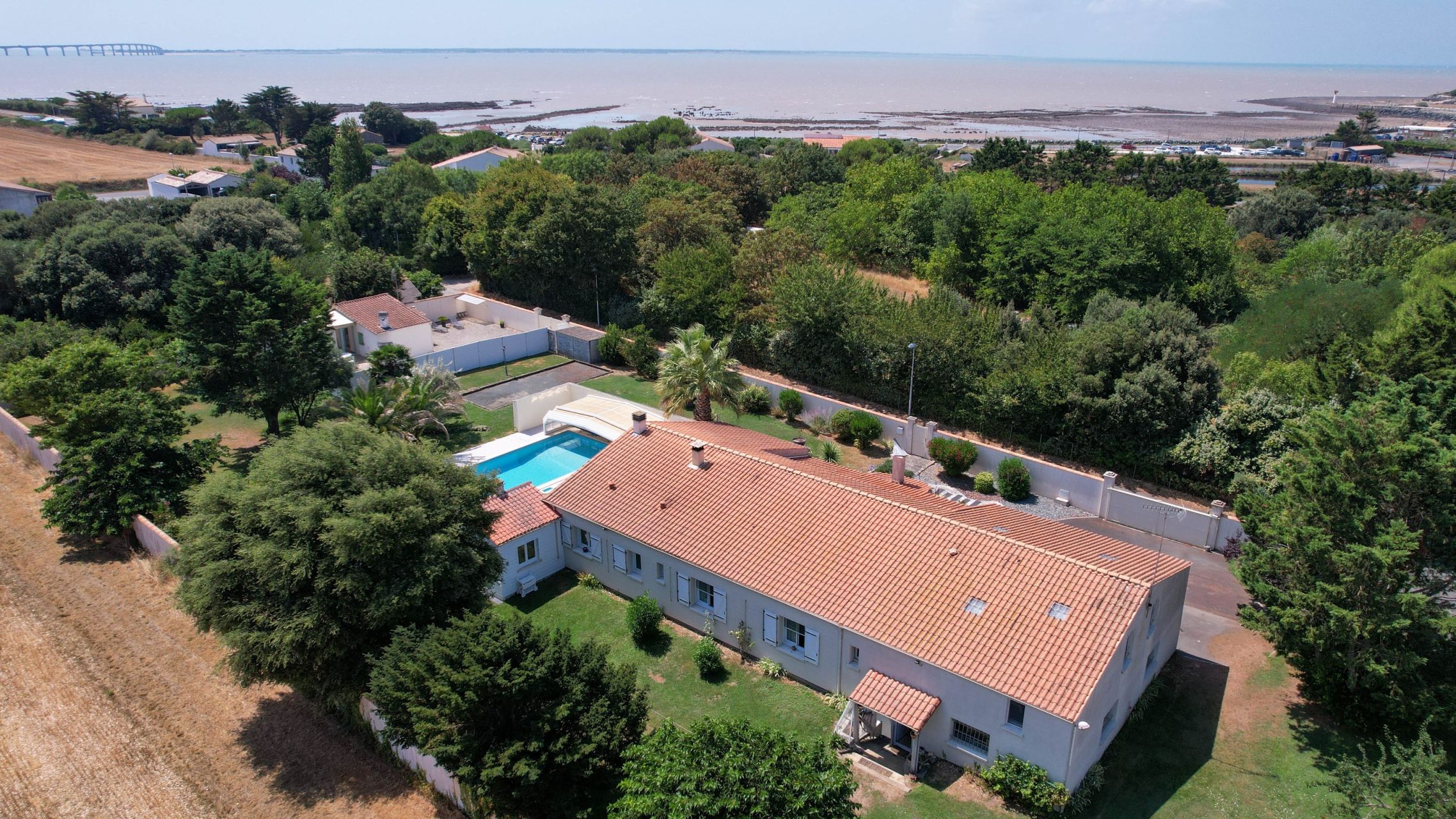 luxury house 8 Rooms for sale on L HOUMEAU (17137)
