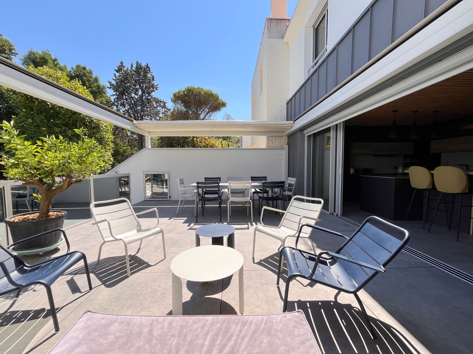 luxury house 6 Rooms for sale on LA ROCHELLE (17000)