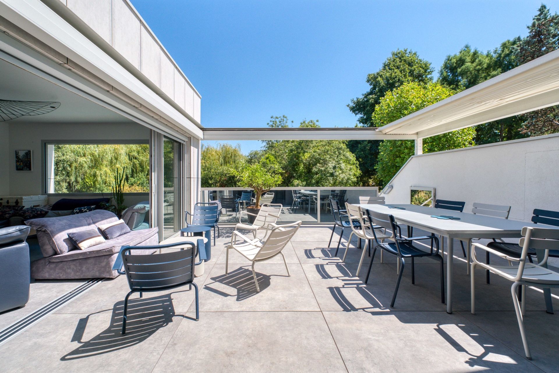 luxury house 6 Rooms for sale on LA ROCHELLE (17000)