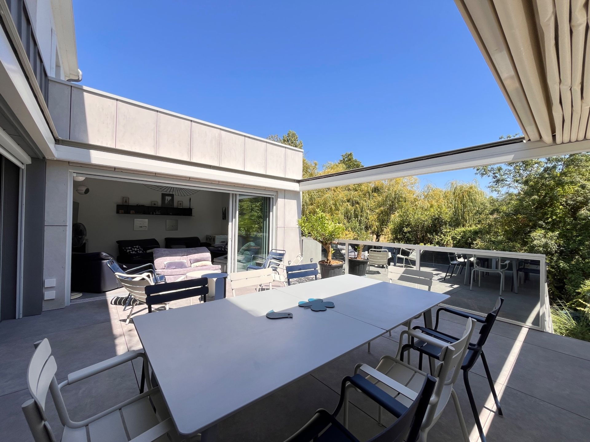 luxury house 6 Rooms for sale on LA ROCHELLE (17000)