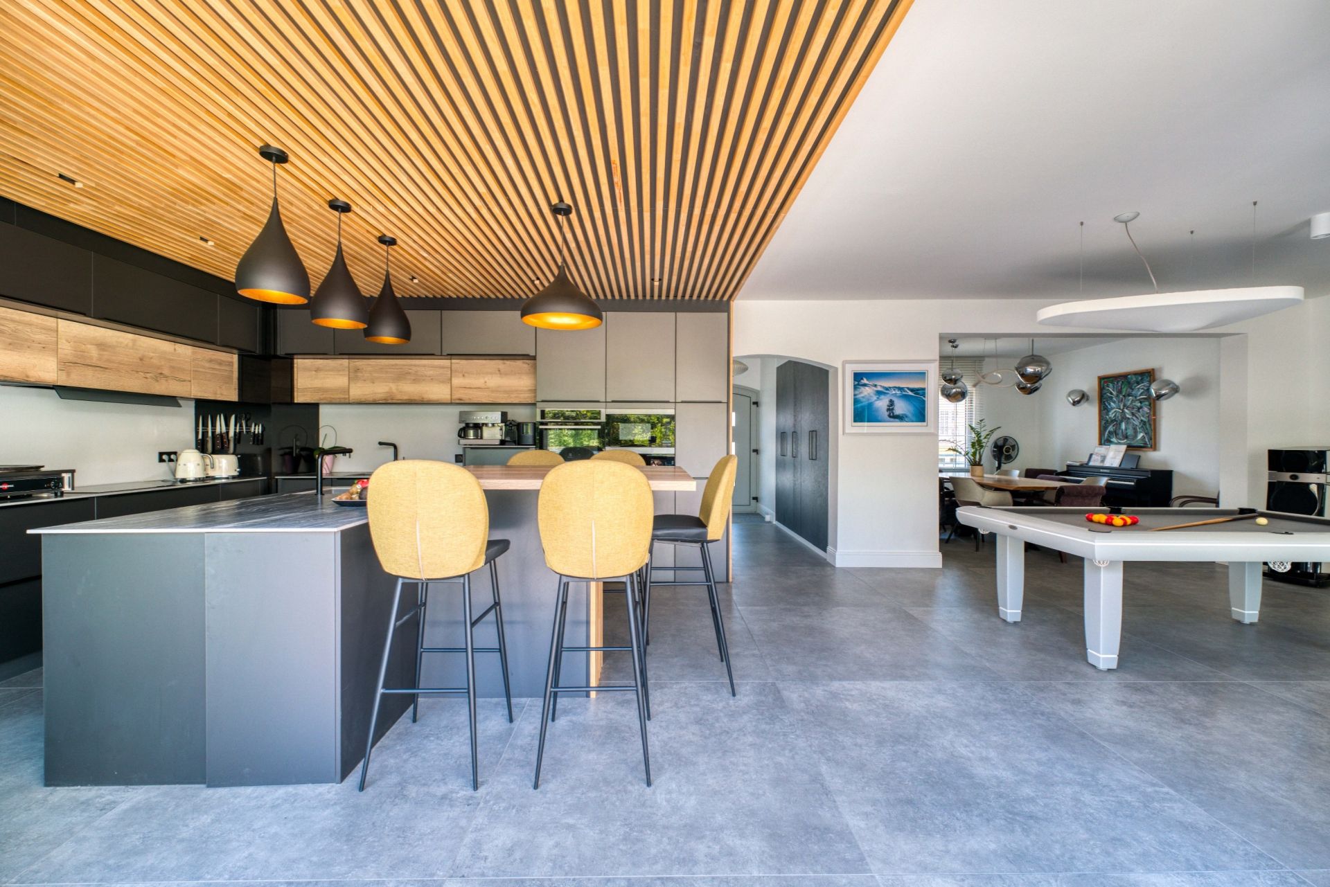 luxury house 6 Rooms for sale on LA ROCHELLE (17000)