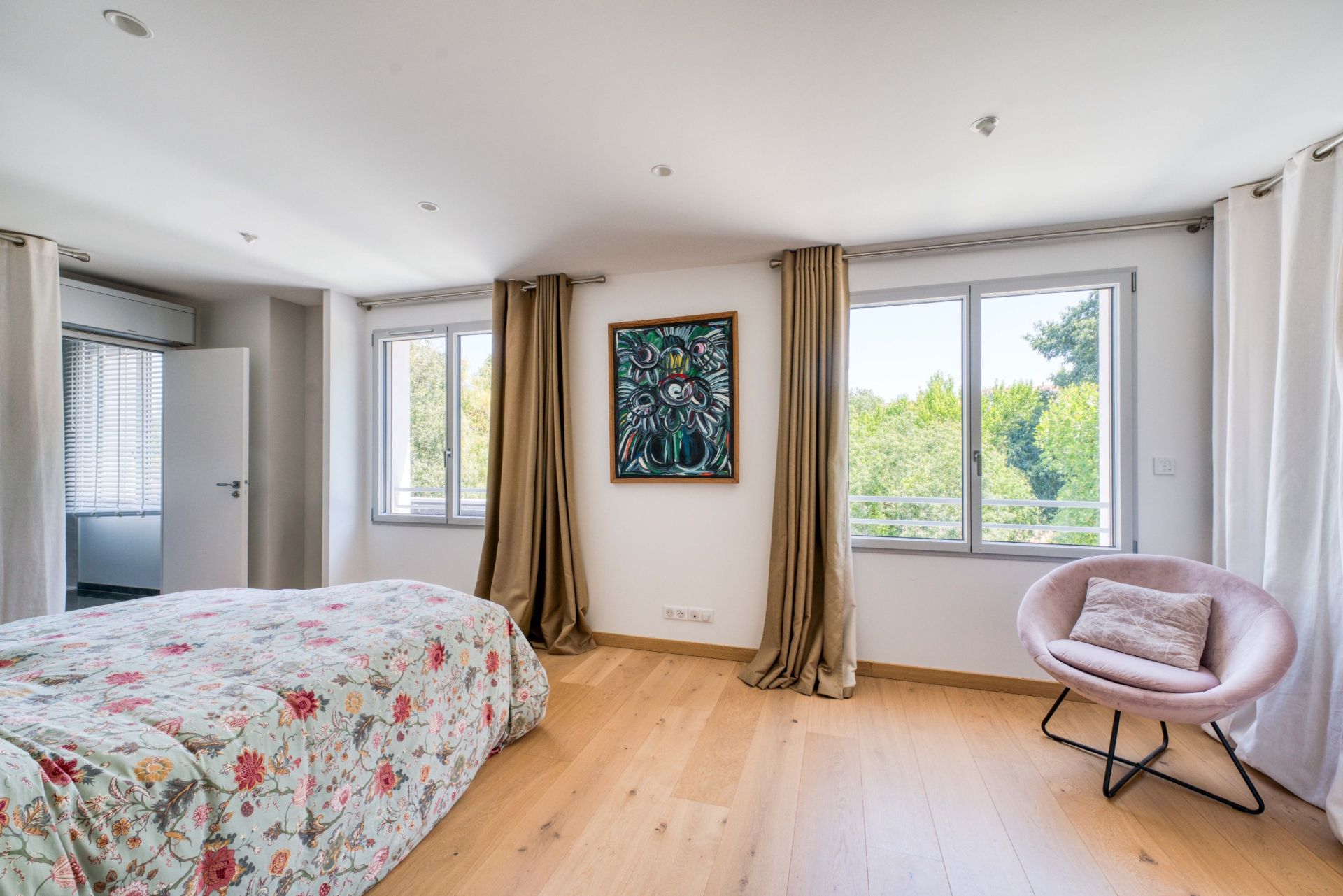 luxury house 6 Rooms for sale on LA ROCHELLE (17000)