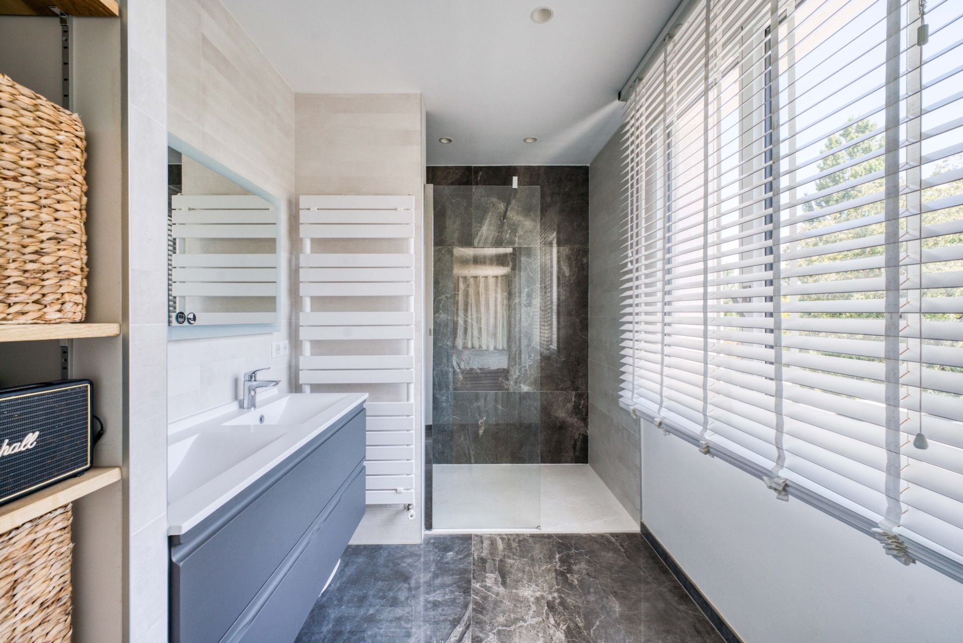 luxury house 6 Rooms for sale on LA ROCHELLE (17000)
